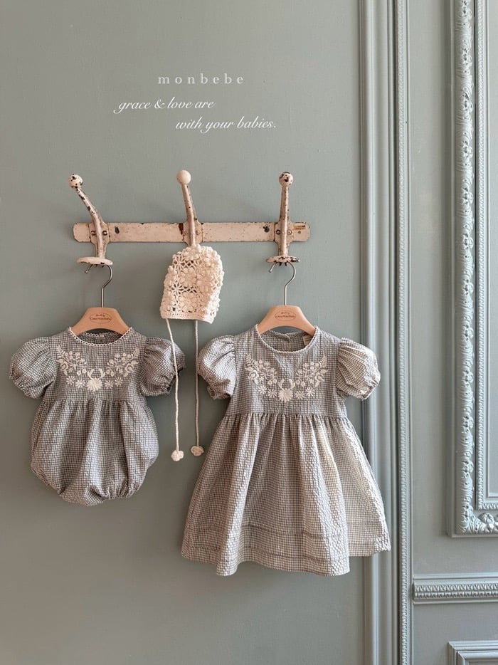 刺繡花朵澎袖格紋包屁衣/洋裝(2color)