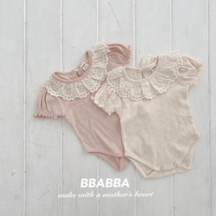 蕾絲領愛心刺繡包屁衣