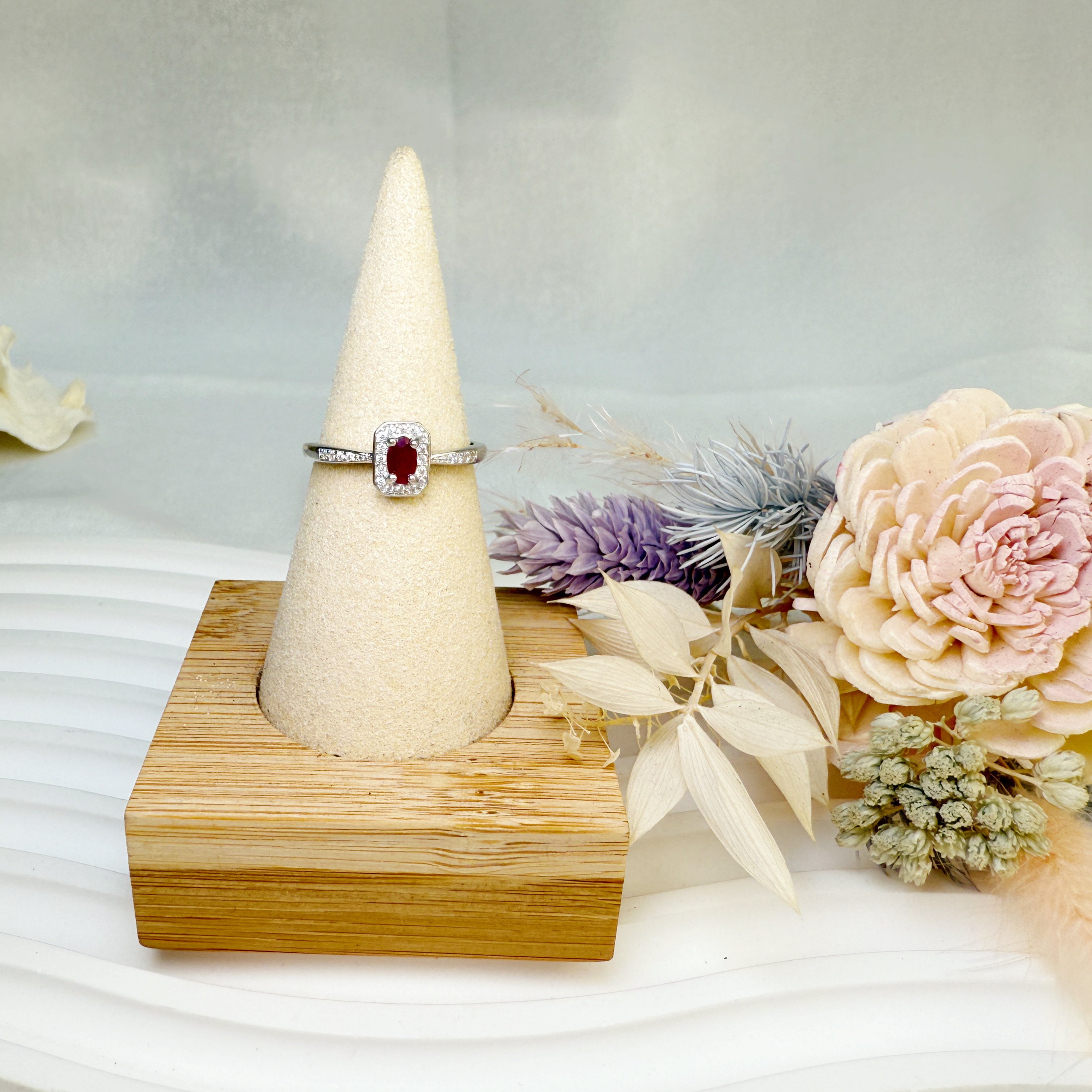 自信魅力/創造幸福-《無燒紅寶方臺戒指》