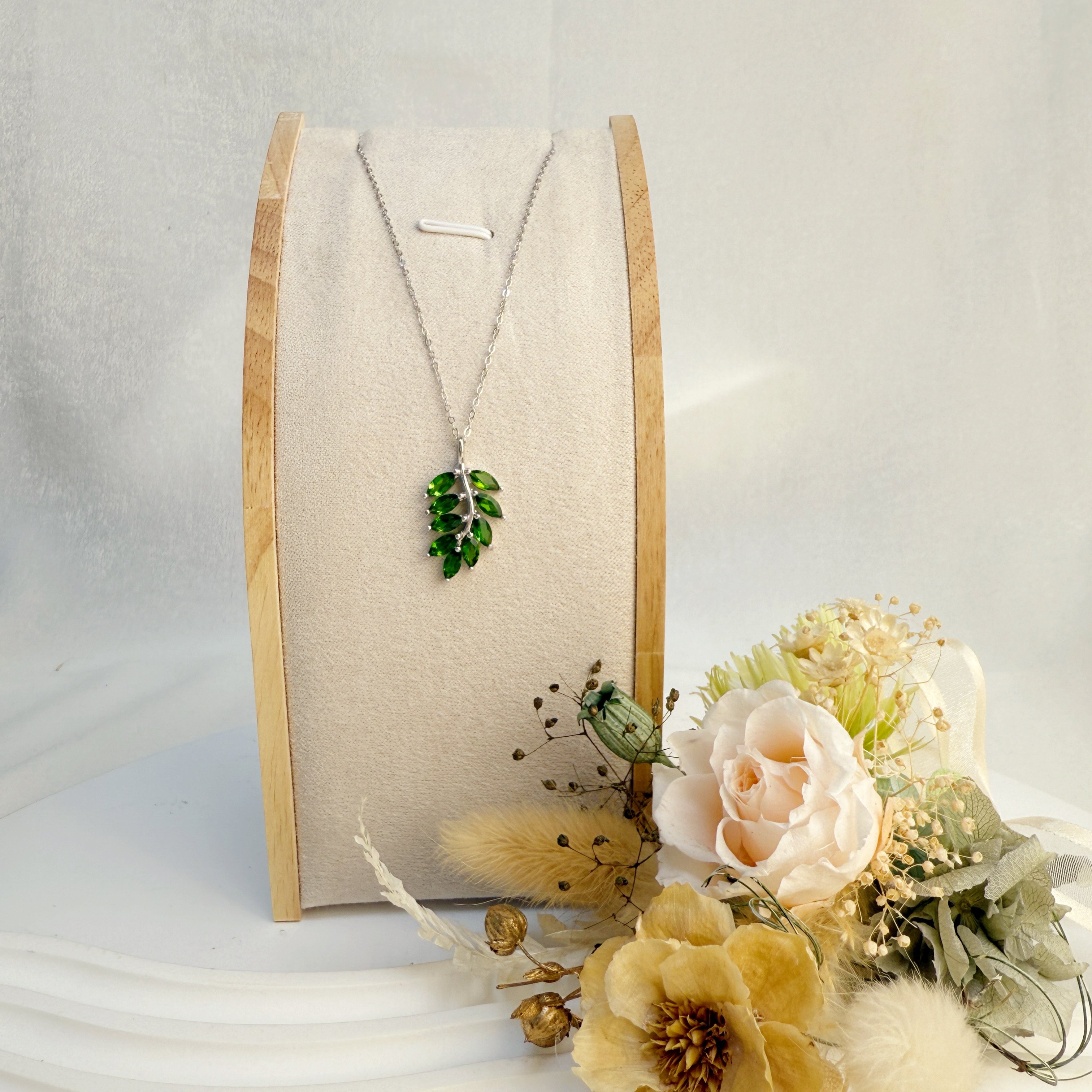 綠色寶石/事業能量-《ㄧ葉致富透輝石項鍊》