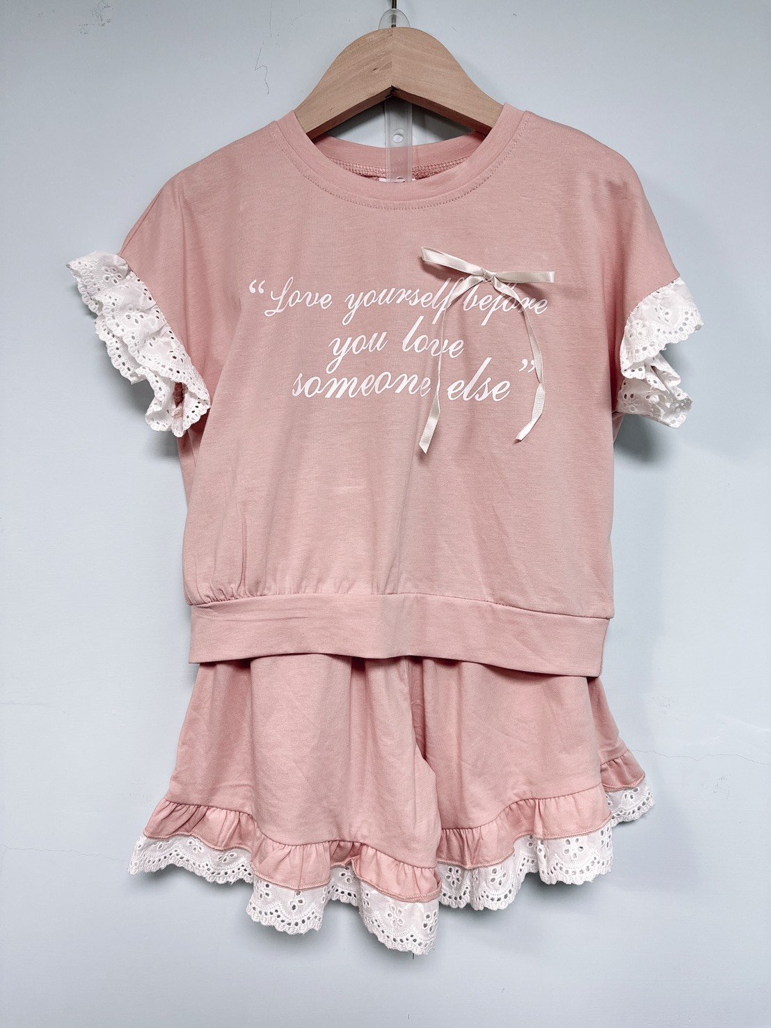 【Love Yourself 蝴蝶結蕾絲燒花邊｜短袖套裝】