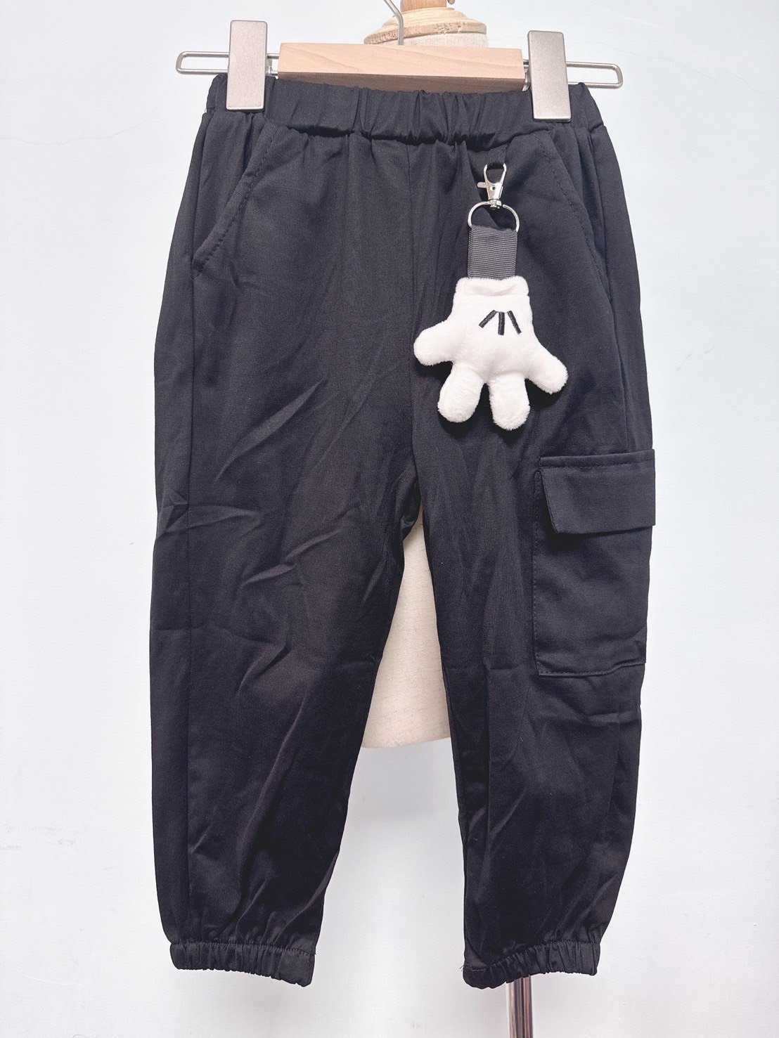 【Mickey Hand 薄◆精棉◆黑色.可愛小手吊飾.休閒束口｜長褲】