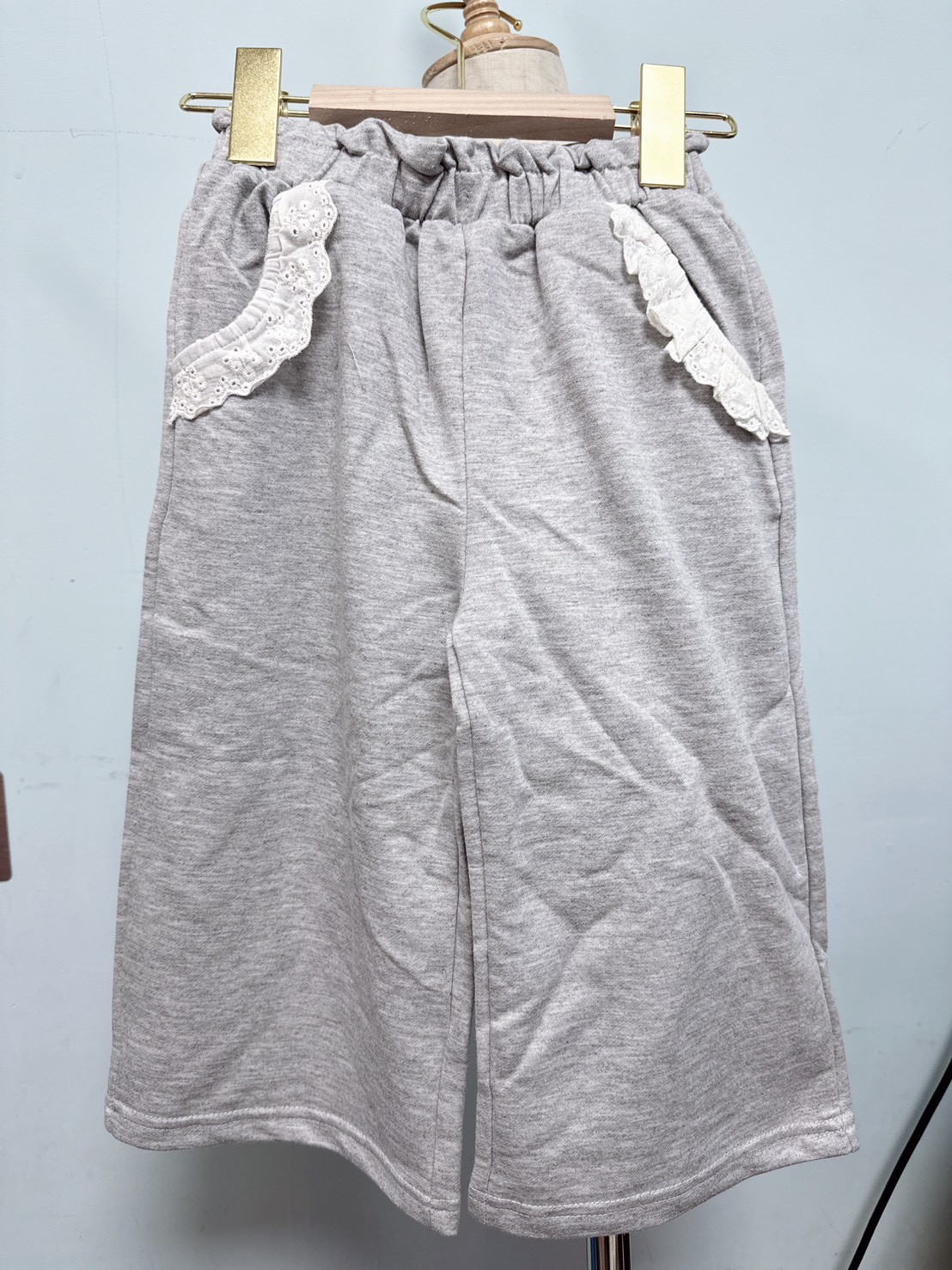 【Bebe Lace Pocket Pants ◆韓系◆蕾絲口袋◆灰寬褲】