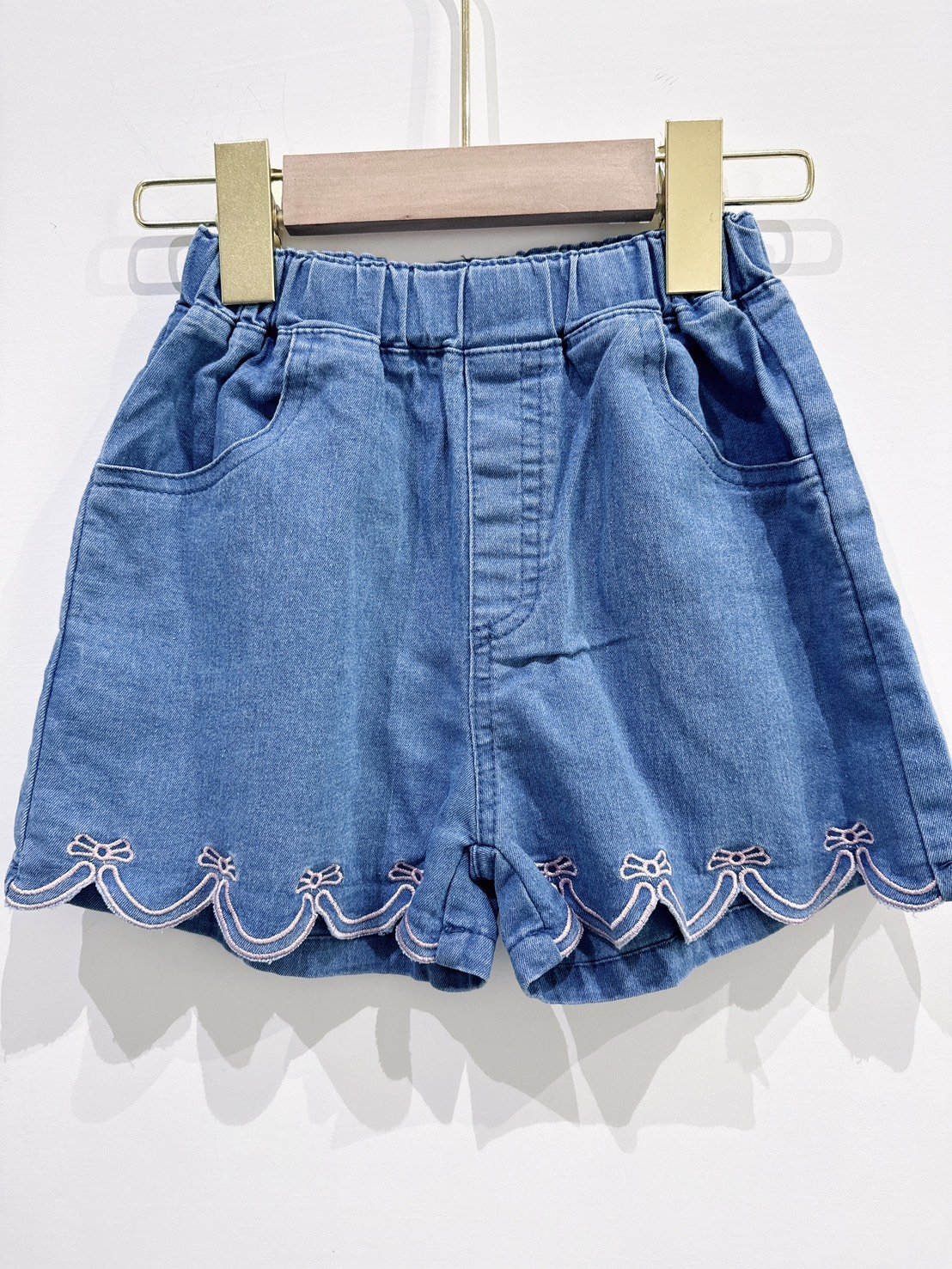 【Bow-knot褲擺刺繡蝴蝶結牛仔｜短褲】