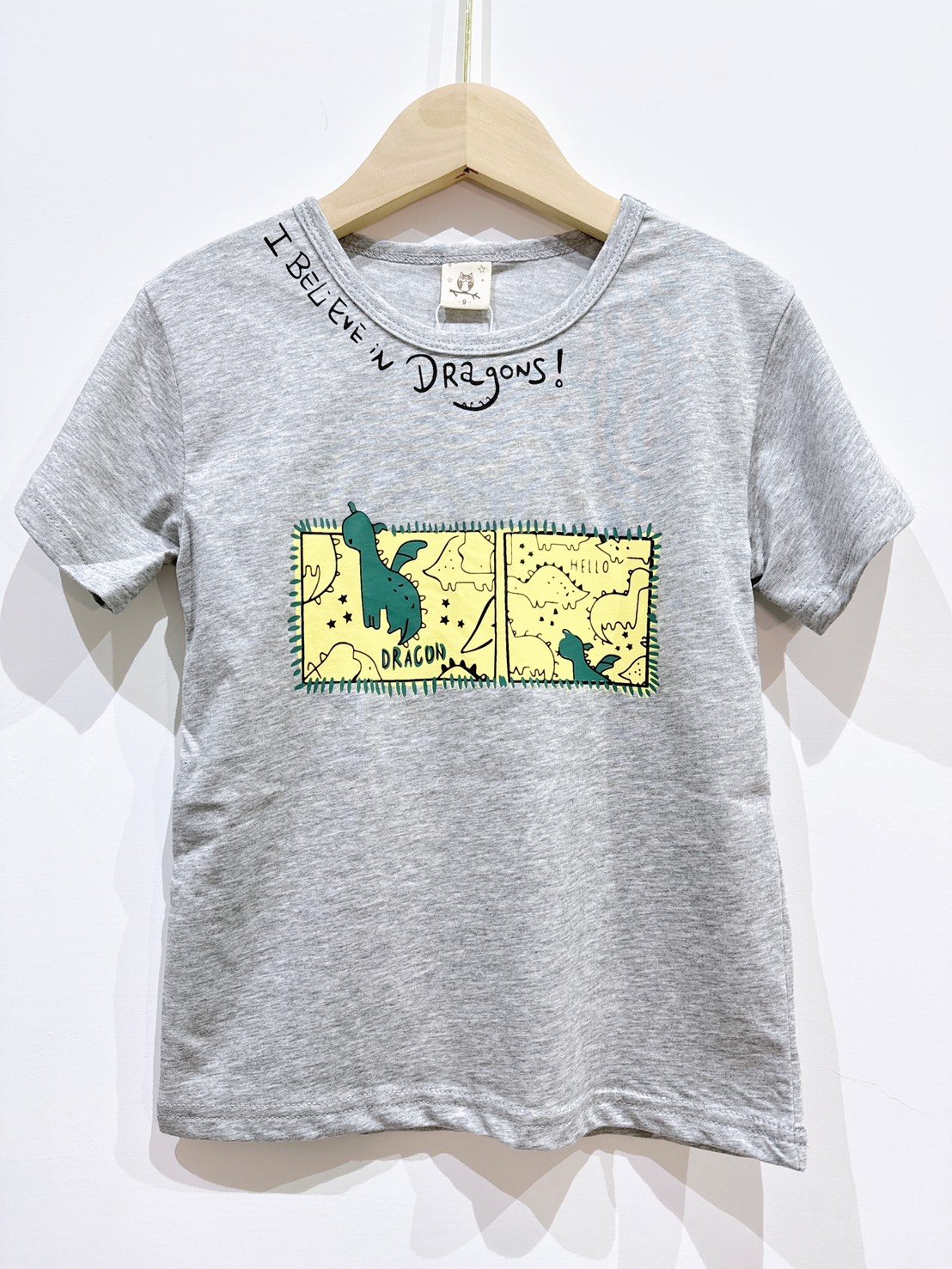 【DRAGON MAP恐龍探險領口排字 ｜短T】