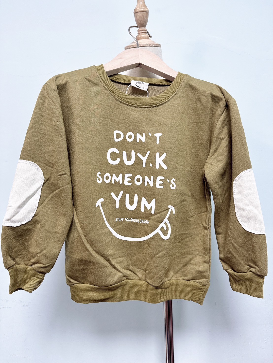 【DON’T CUY.K 拼布◆毛圈◆咖綠色.英文字趣味印花｜薄衛衣】