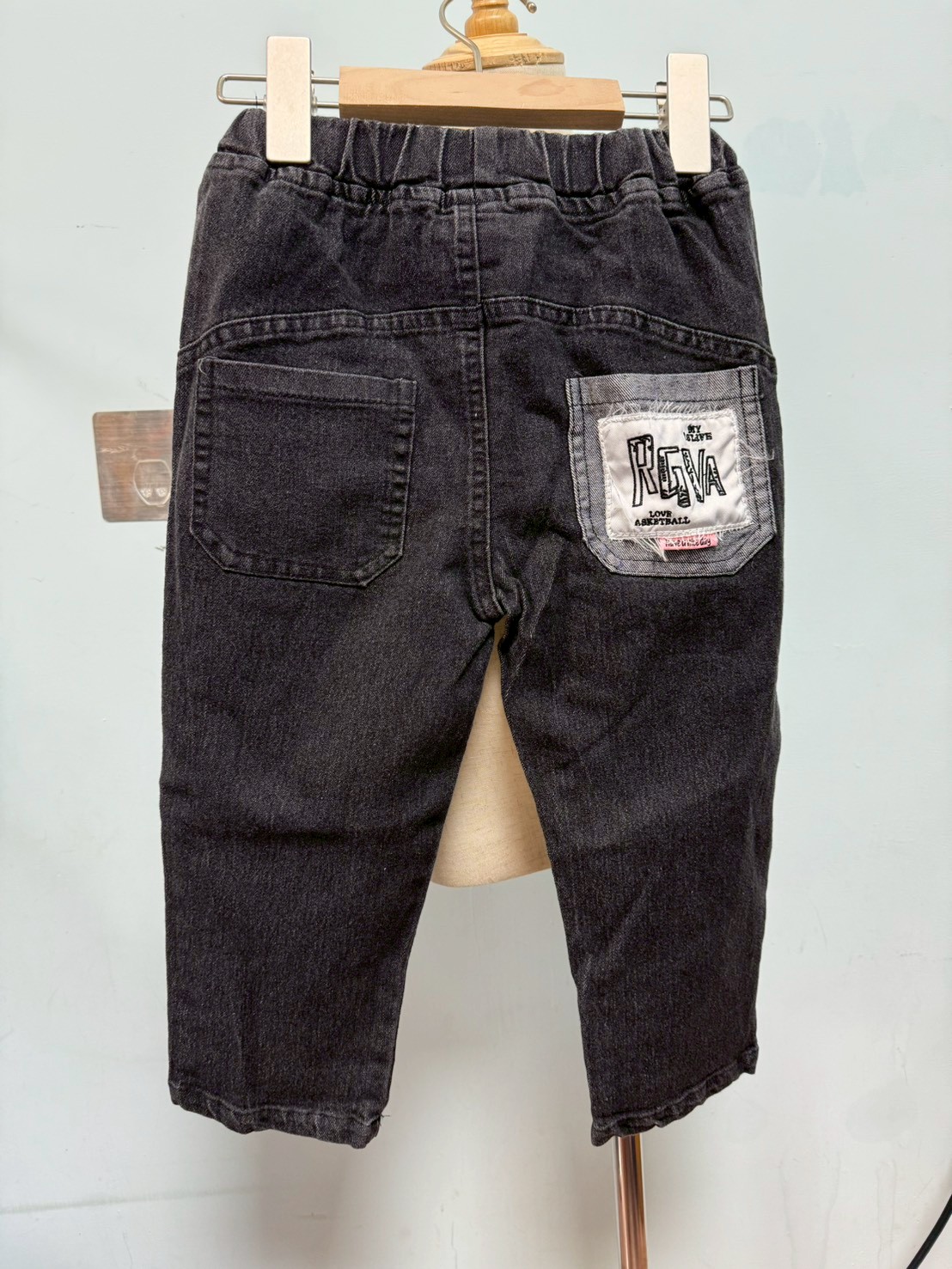 【R.G.V.A 牛仔系列◆直筒◆煙灰黑.率性後口袋拼色布｜長褲】