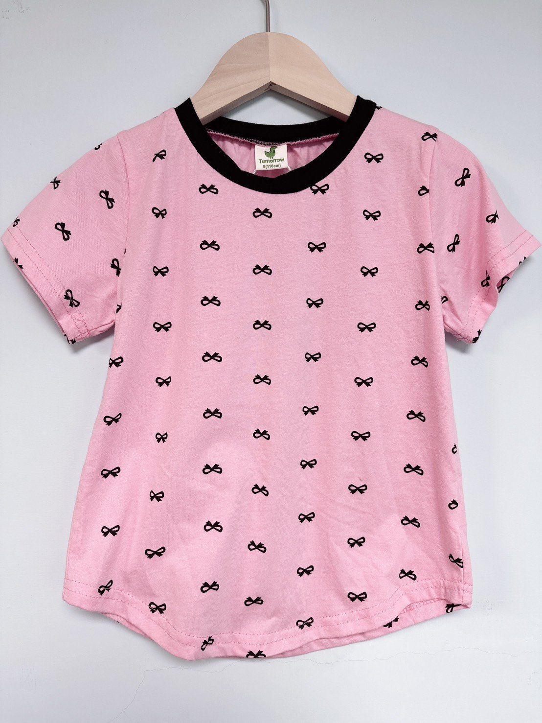 【Pink bow滿版個性粉色底黑色蝴蝶結｜短T】