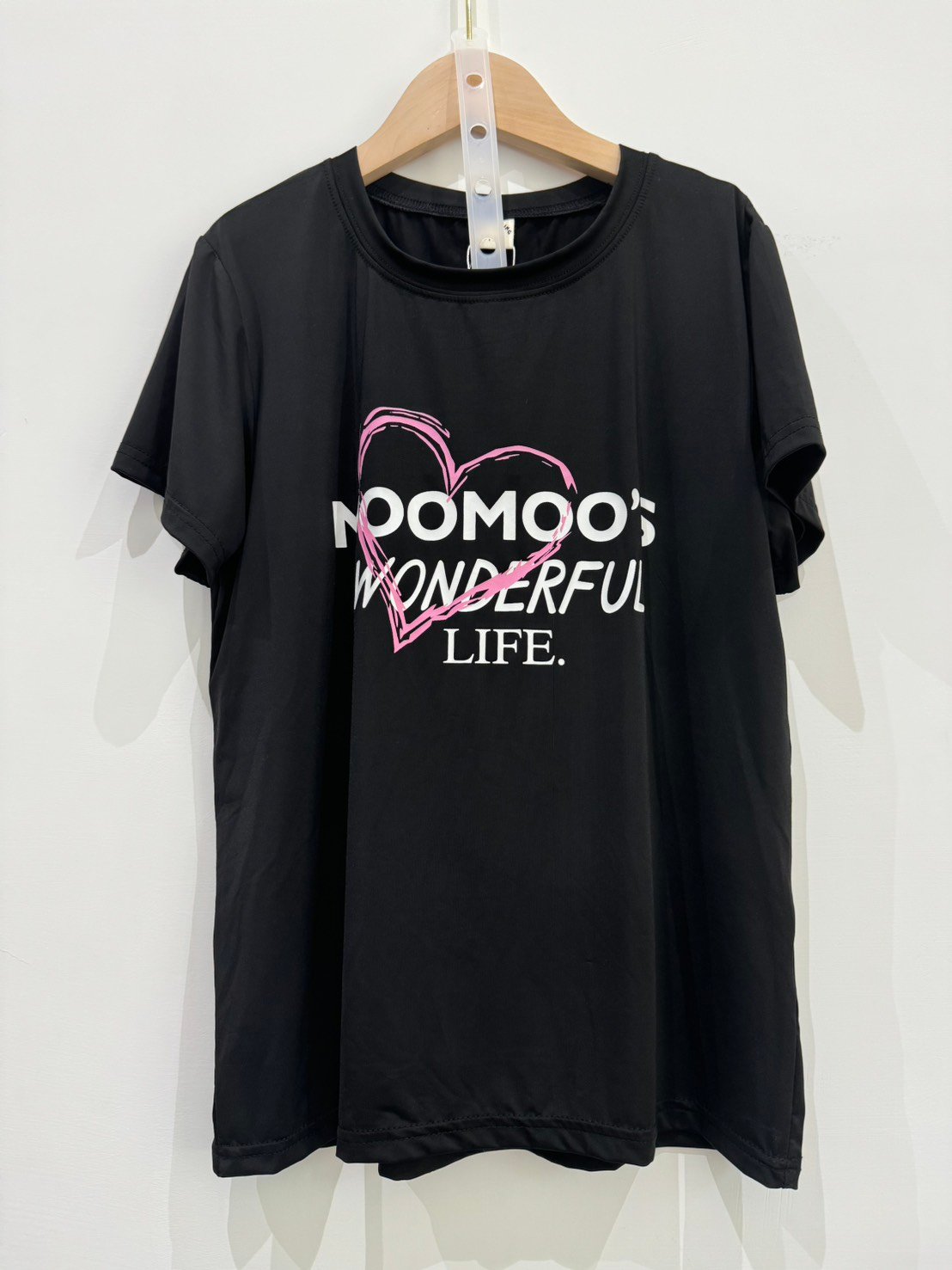 【NOOMOO’S 粉色愛心冰絲涼感｜短T】