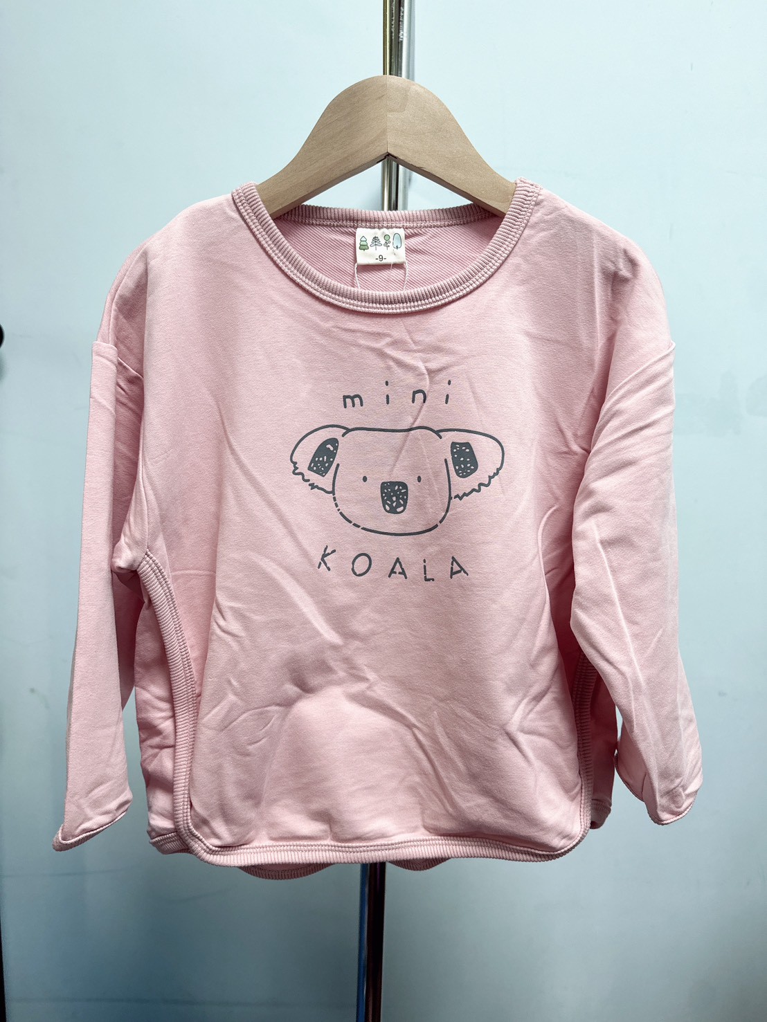 【Mini Koala  韓系◆精棉◆櫻花粉.手繪童趣無尾熊｜薄長T】