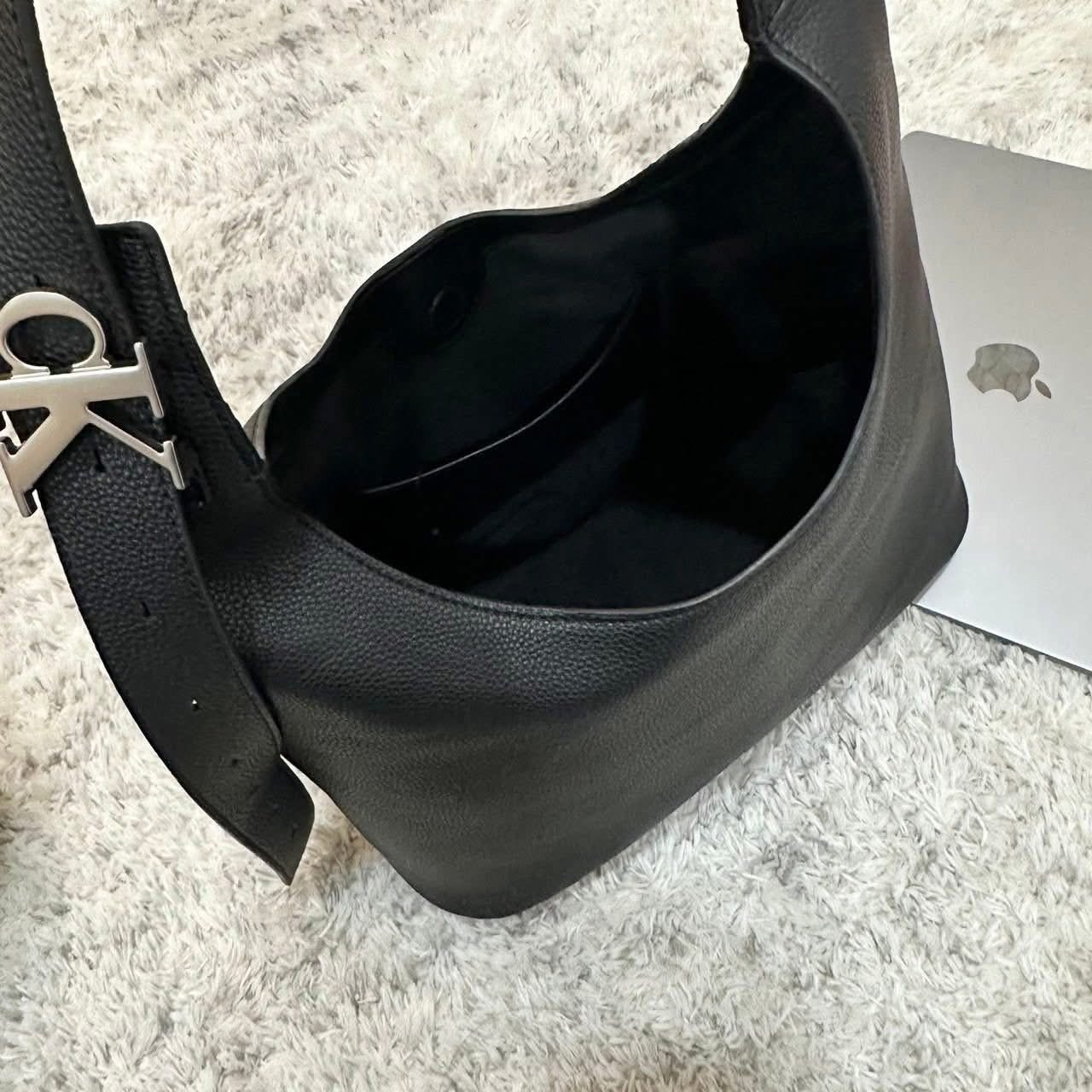 Calvin Klein 大號Hobo腋下包