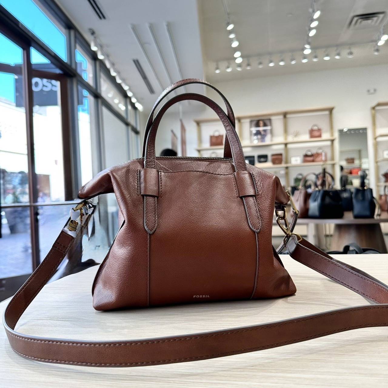 🇺🇸美國代購— Fossil 真皮水餃包焦糖色(已匯款訂金) 🇺🇸美國代購— Fossil 真皮水餃包焦糖色(已匯款訂金)