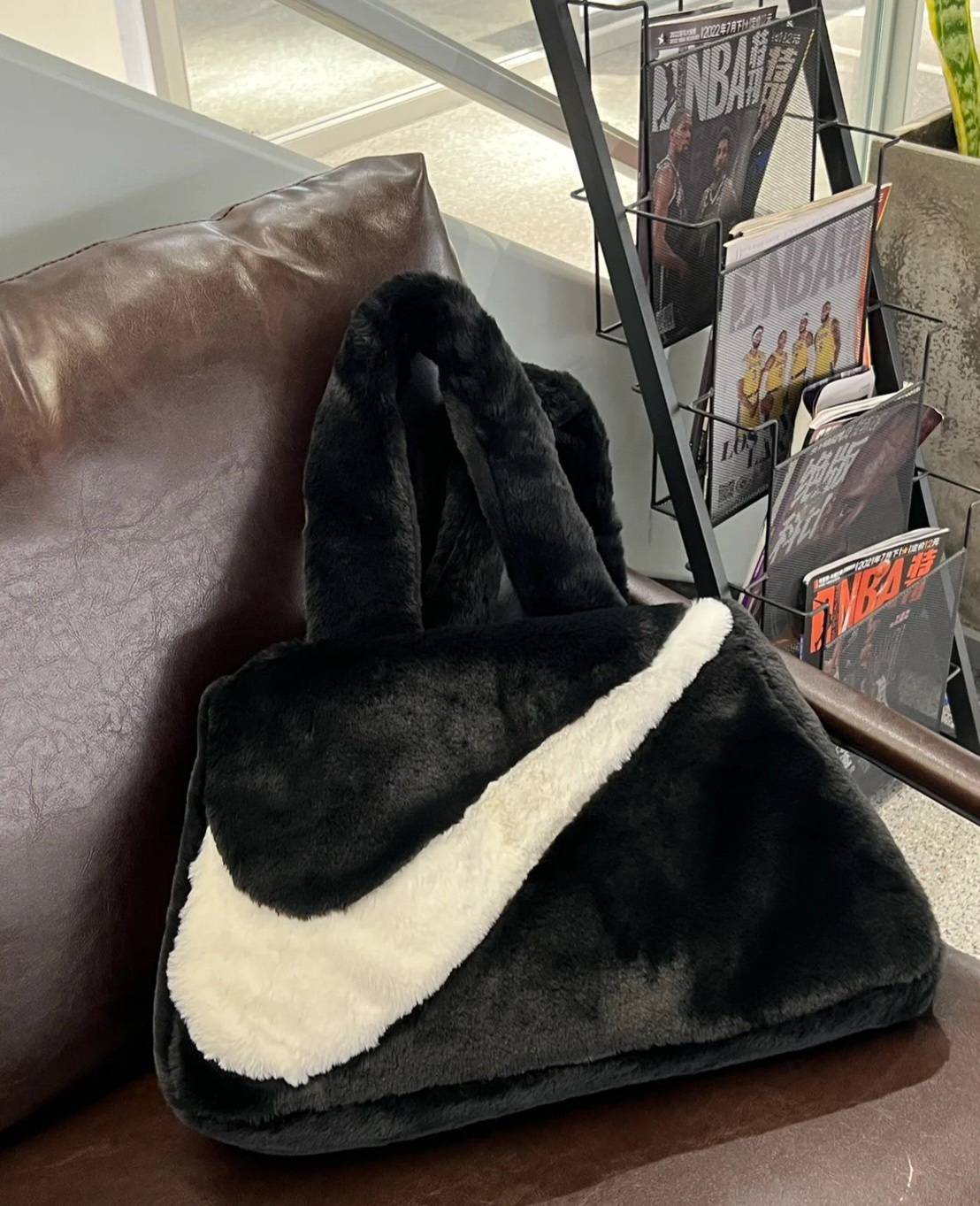 Nike 毛絨絨飛人款托特包