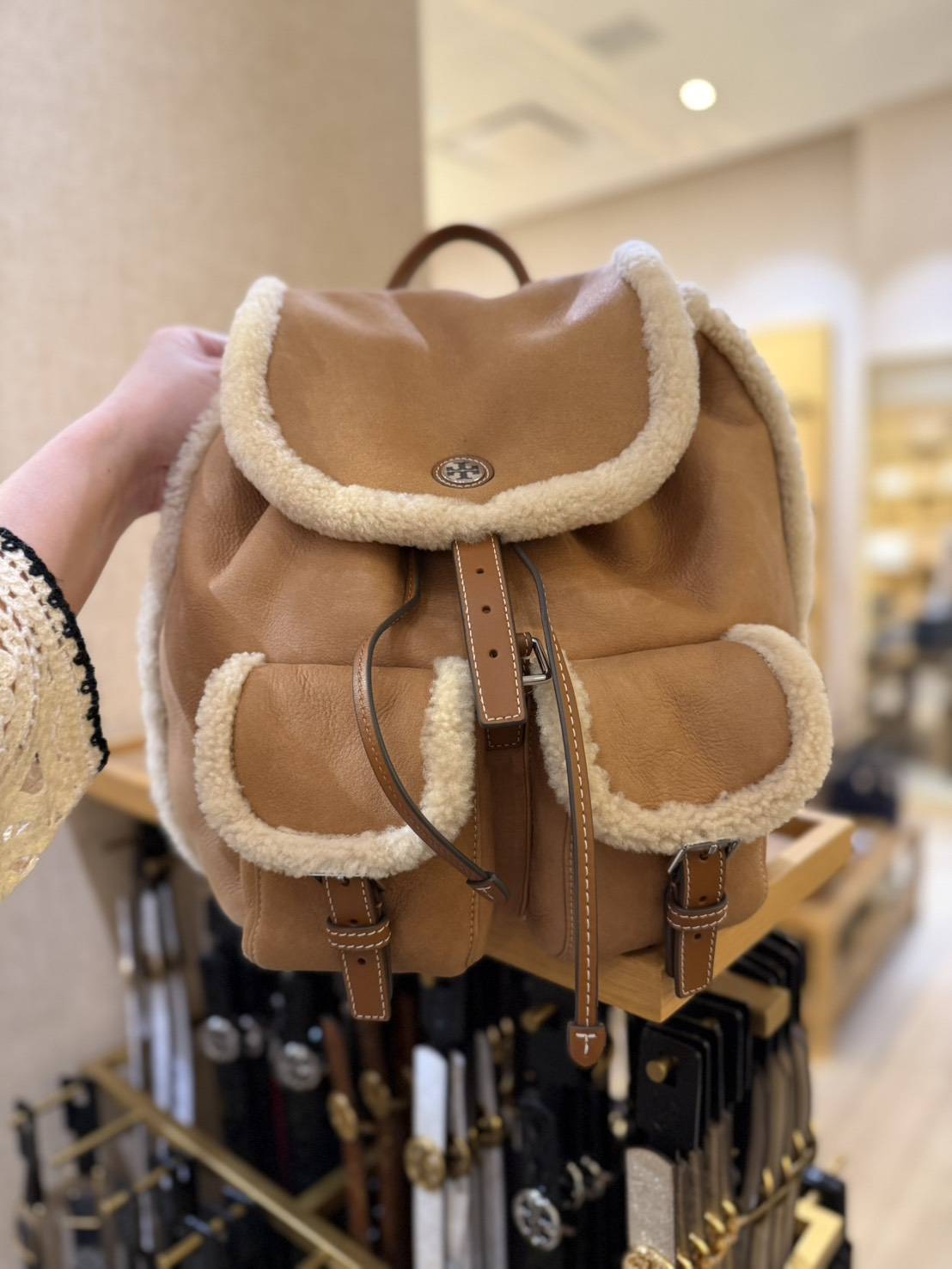 美國代購-Tory Burch 羊羔毛 × 羊羔皮 皮毛一體雙肩書包 美國代購-Tory Burch 羊羔毛 × 羊羔皮 皮毛一體雙肩書包