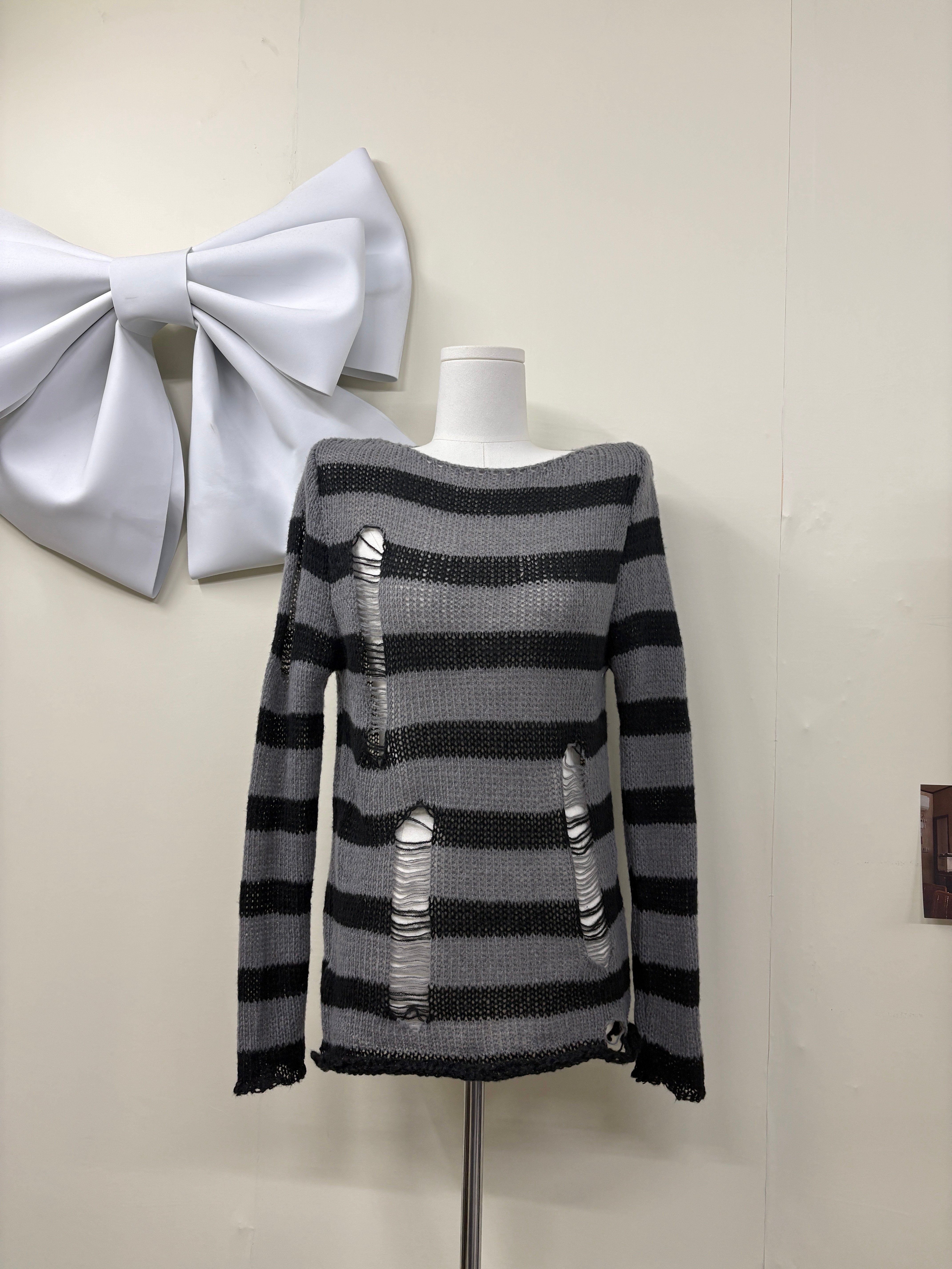 撞色條紋破洞腰身軟綿毛衣