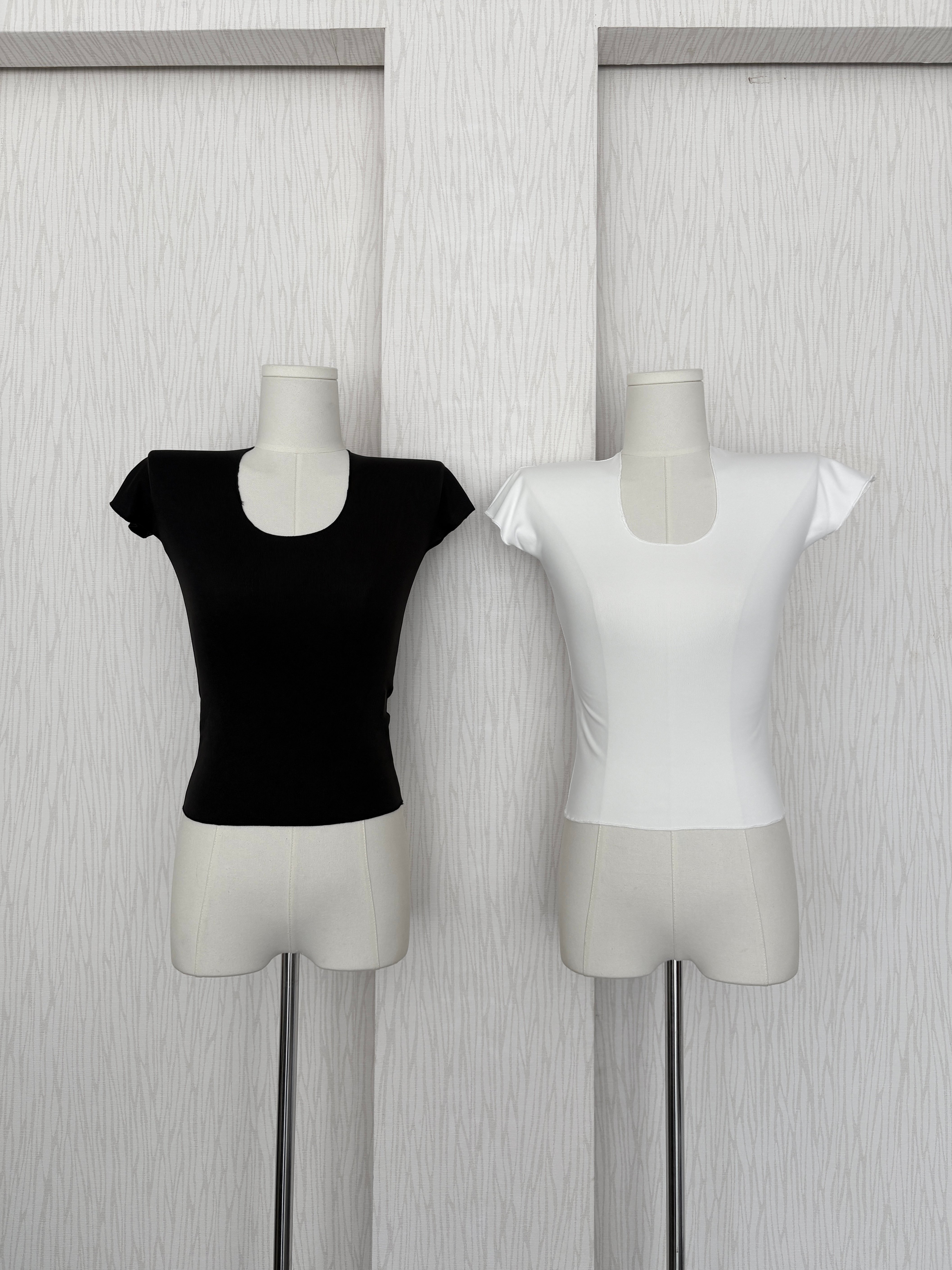 窄U領素面短袖貼身上衣