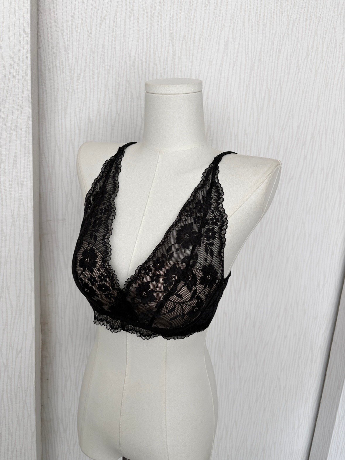 細肩深V美胸蕾絲內衣(加厚杯墊)