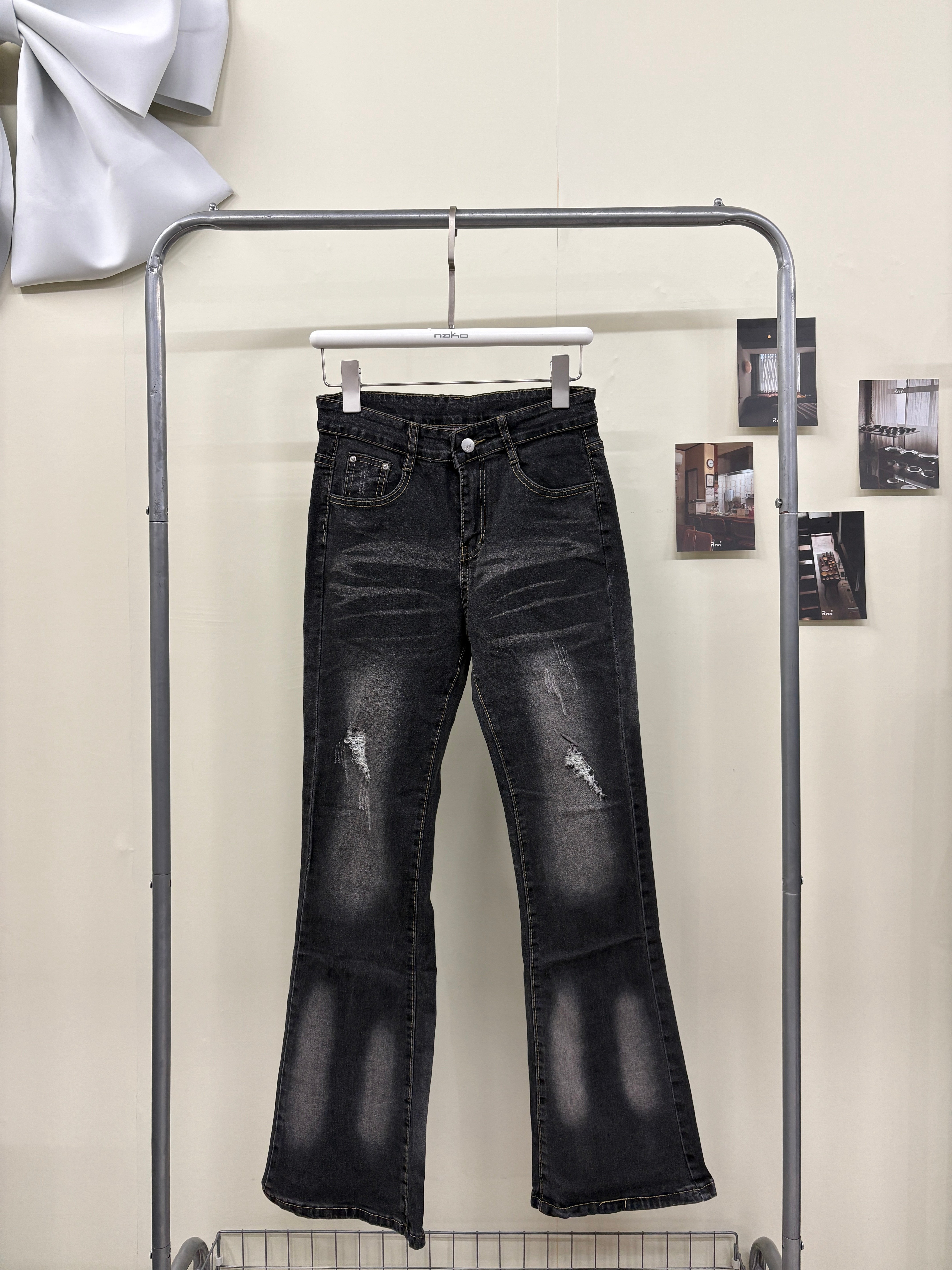 小刷破造型碳黑微喇叭牛仔褲