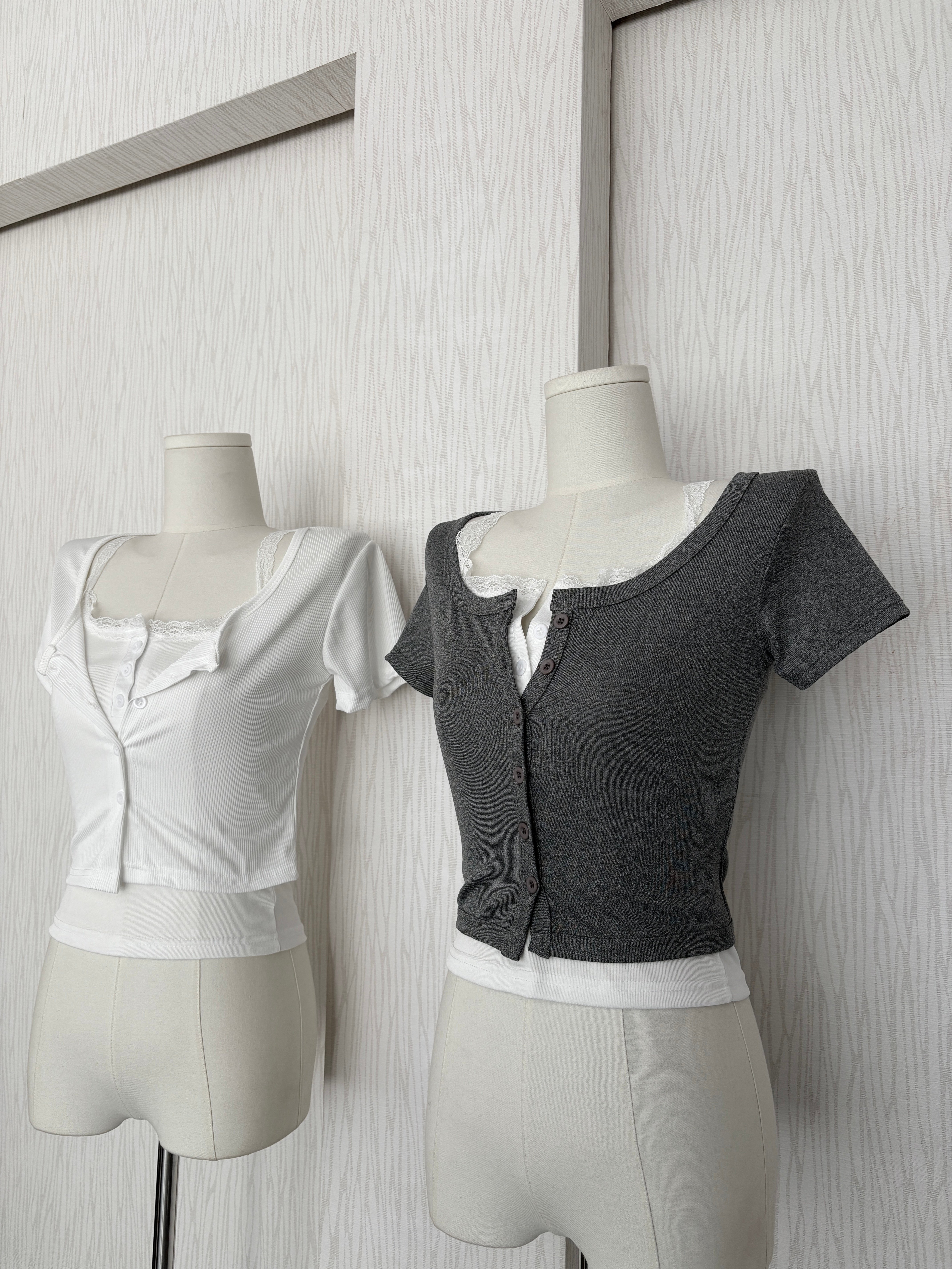 【限量現貨】圓領排扣短袖上衣(附白色三扣蕾絲背心)