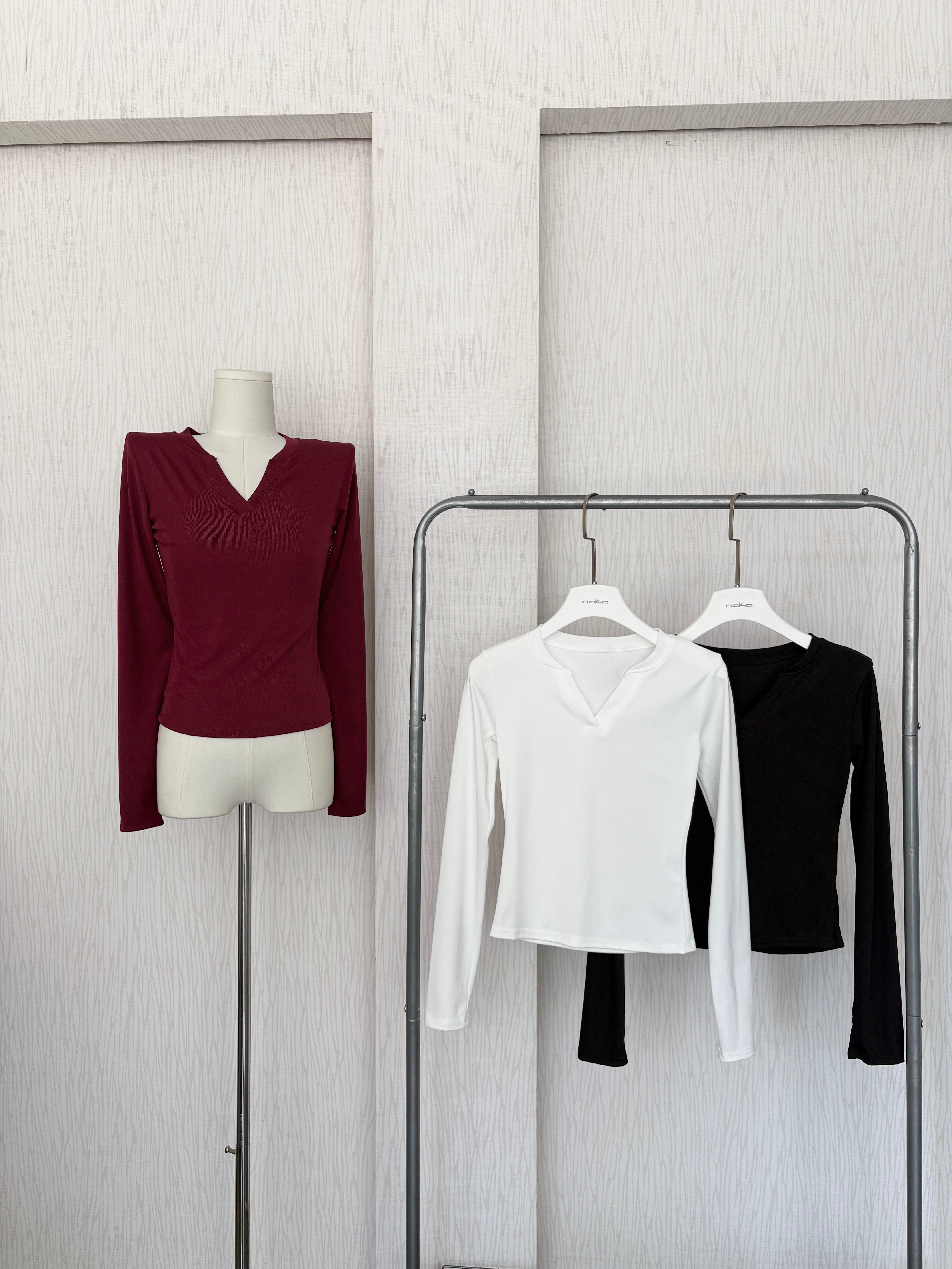 【限量現貨】春夏款 直坑紋高彈性透氣開V長袖上衣