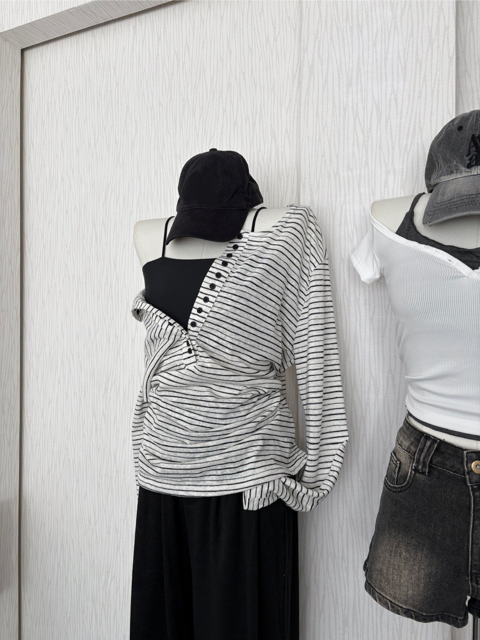 【限量現貨】正韓🇰🇷圓領多扣細橫條薄棉休閒上衣