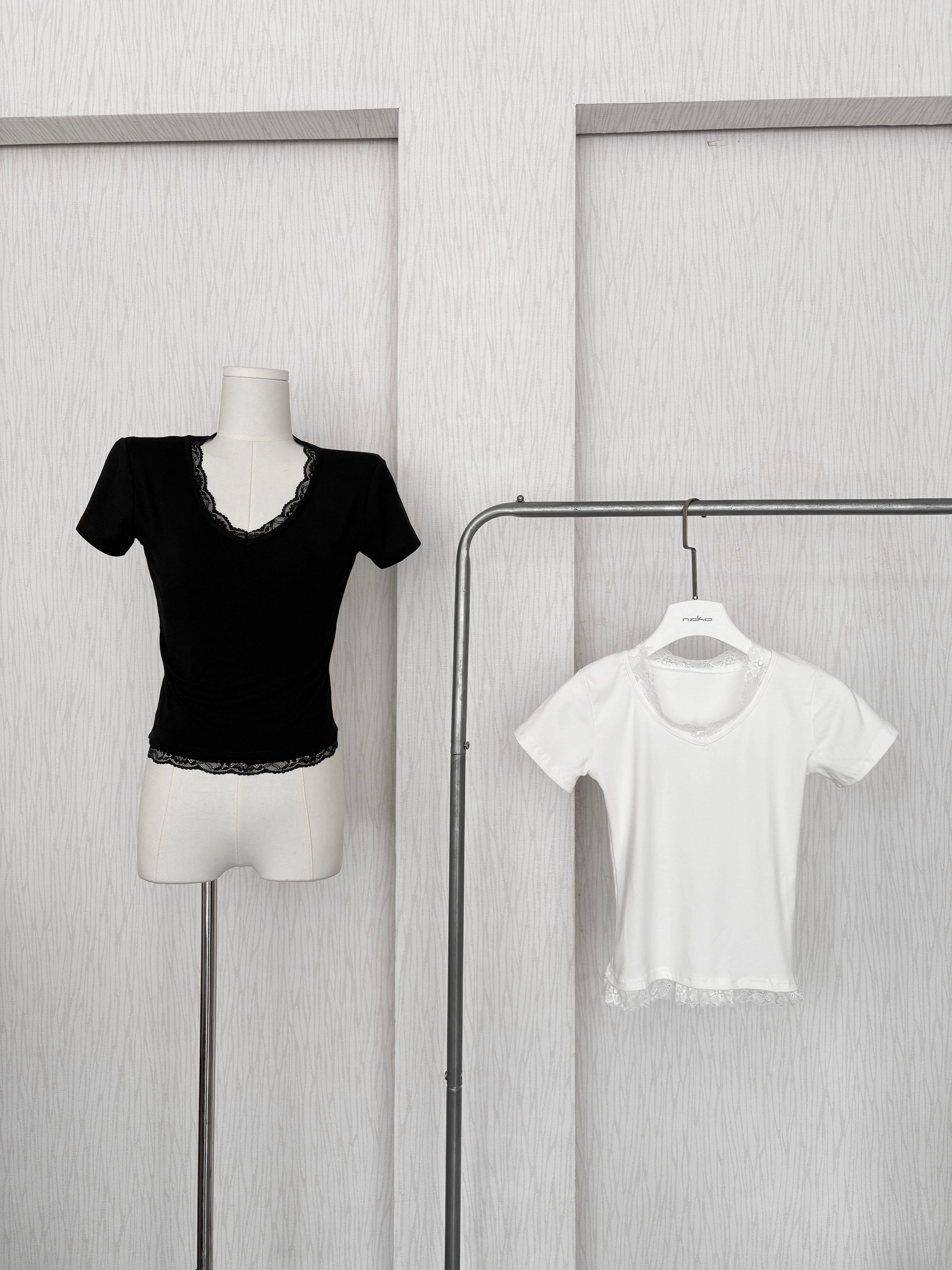 訂製款⊹V領蕾絲花邊素面腰身棉質上衣