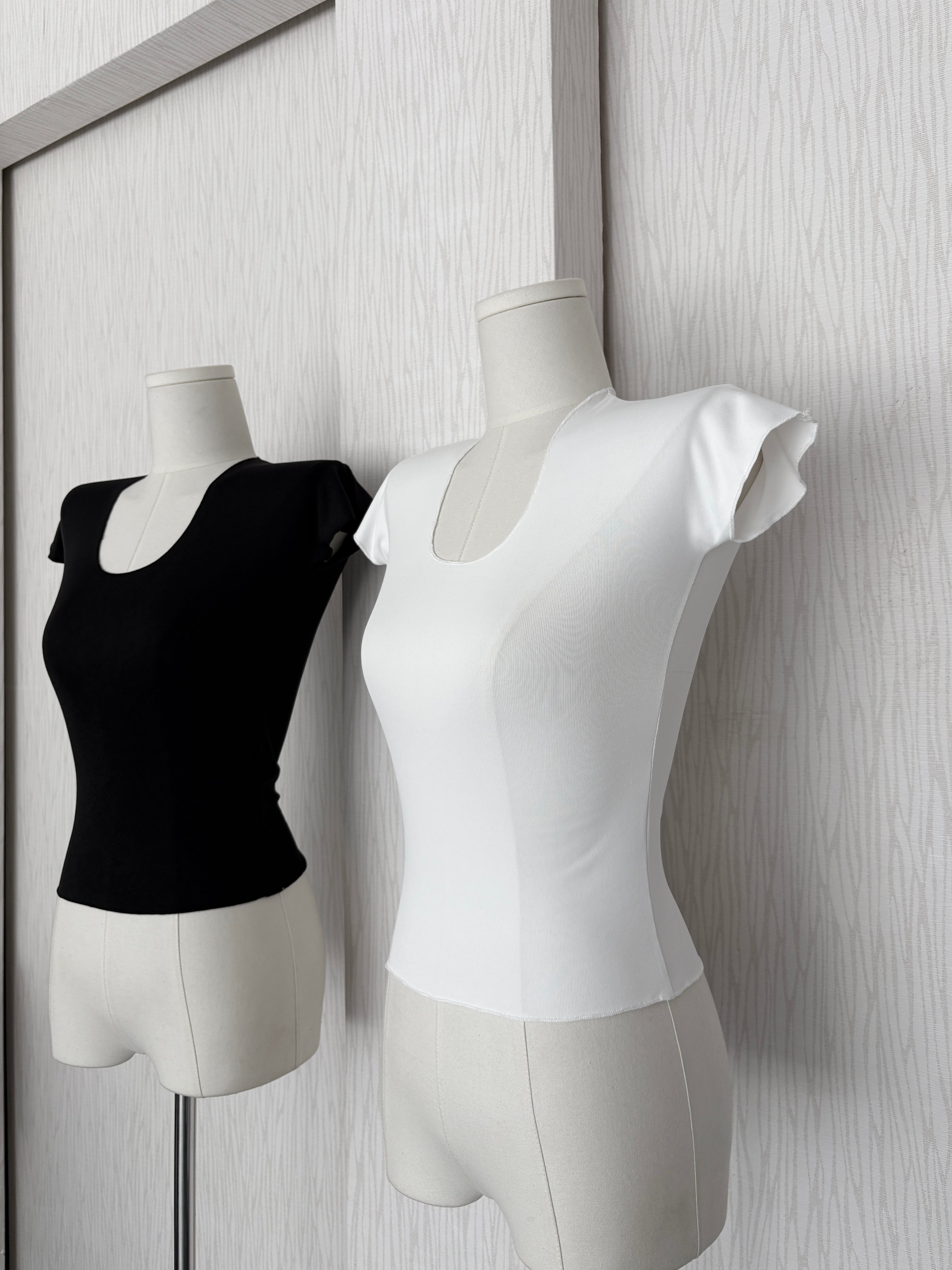 窄U領素面短袖貼身上衣