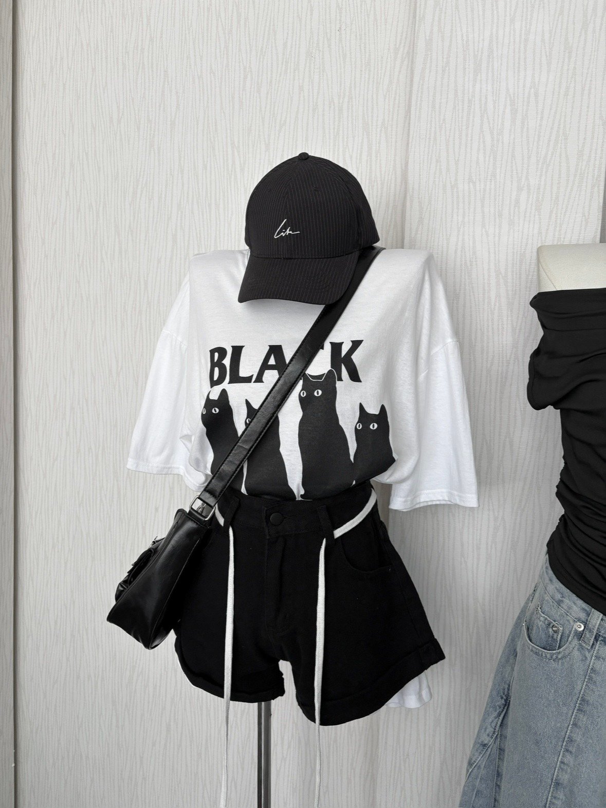 正韓🇰🇷BLACK CATS四隻黑貓側開衩棉質寬鬆T恤