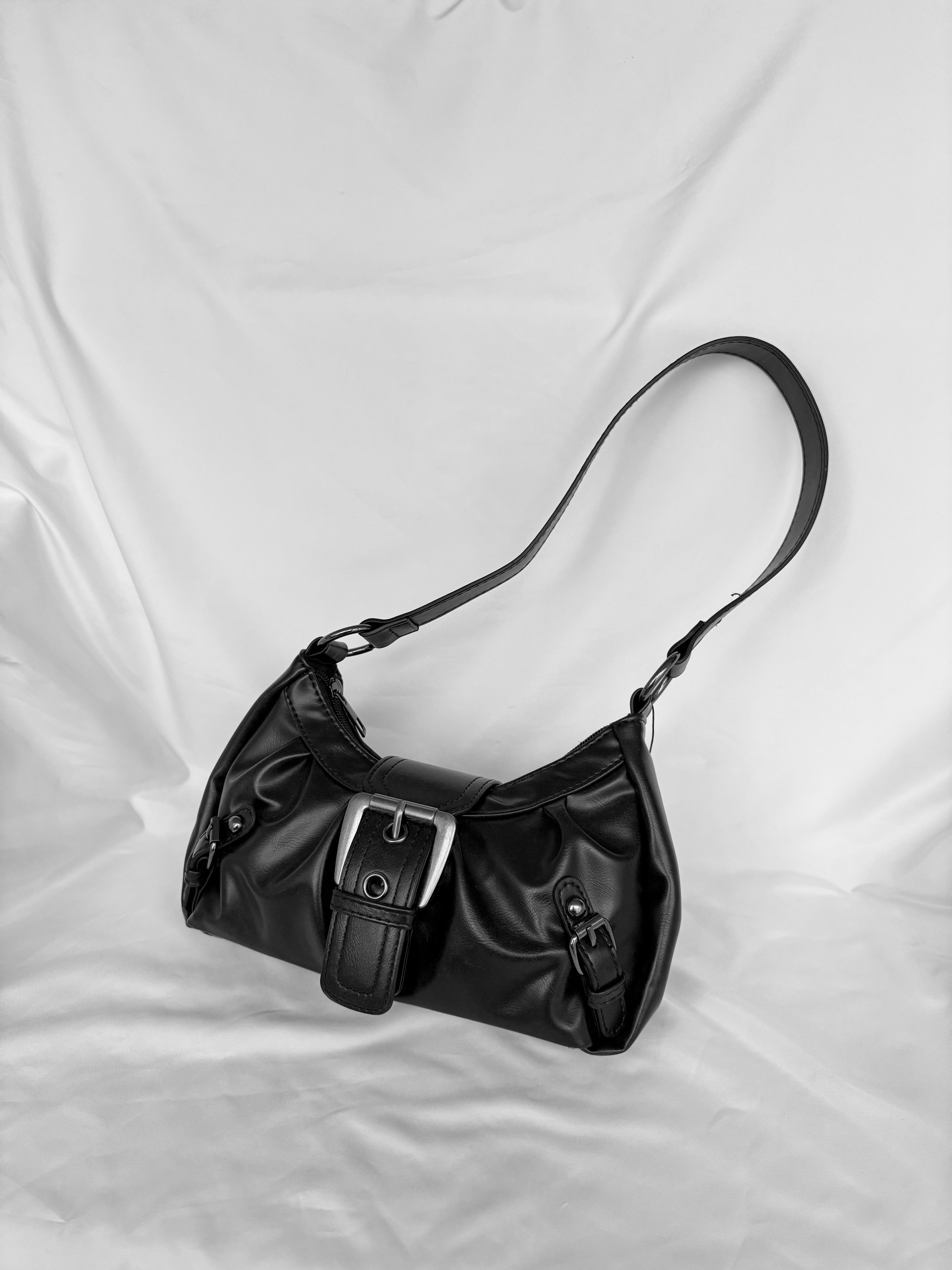 【限量現貨】磁吸皮帶釦軟皮彎月腋下包