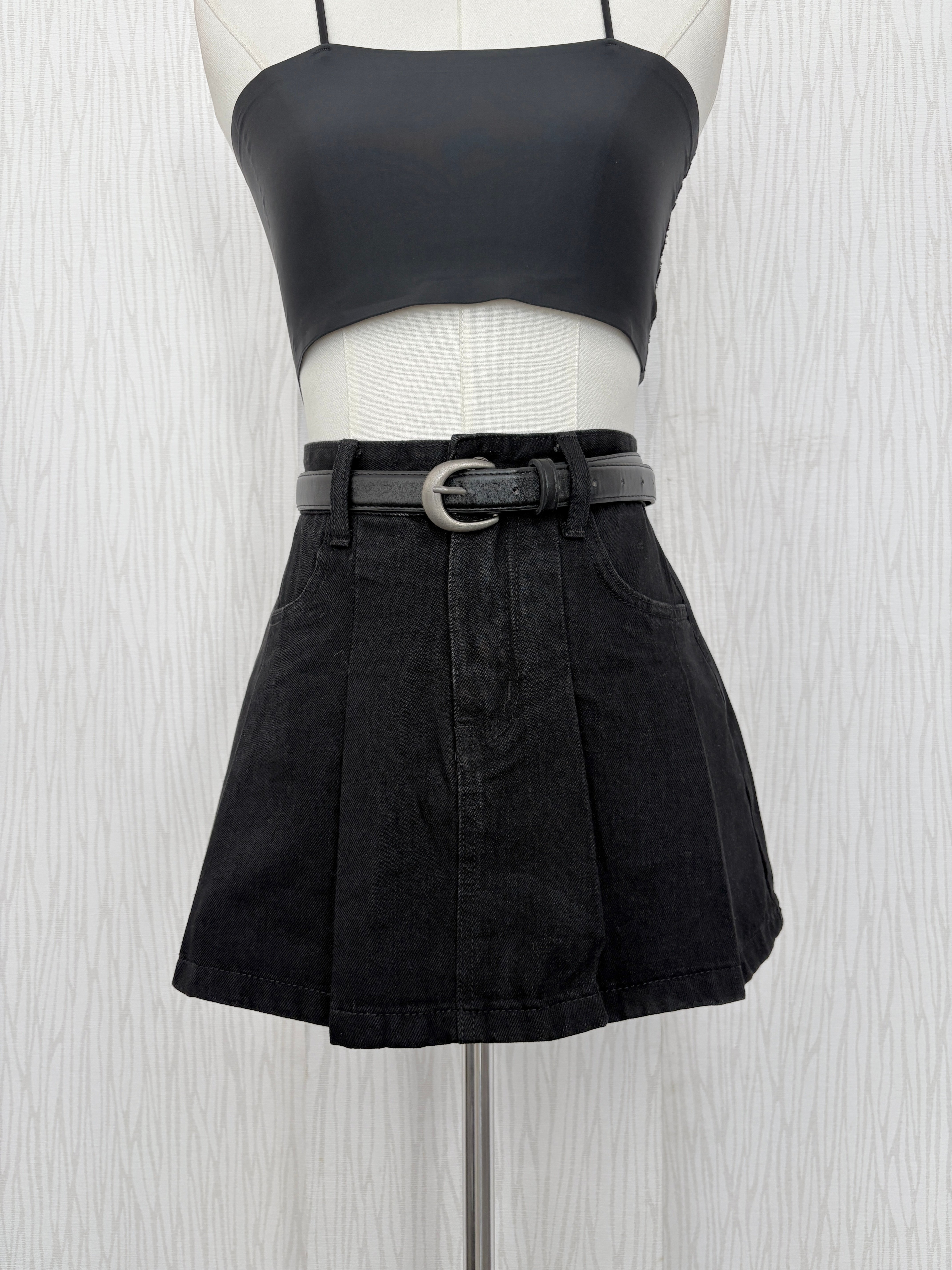 【現貨出清】黑百褶牛仔短褲裙(附皮帶)