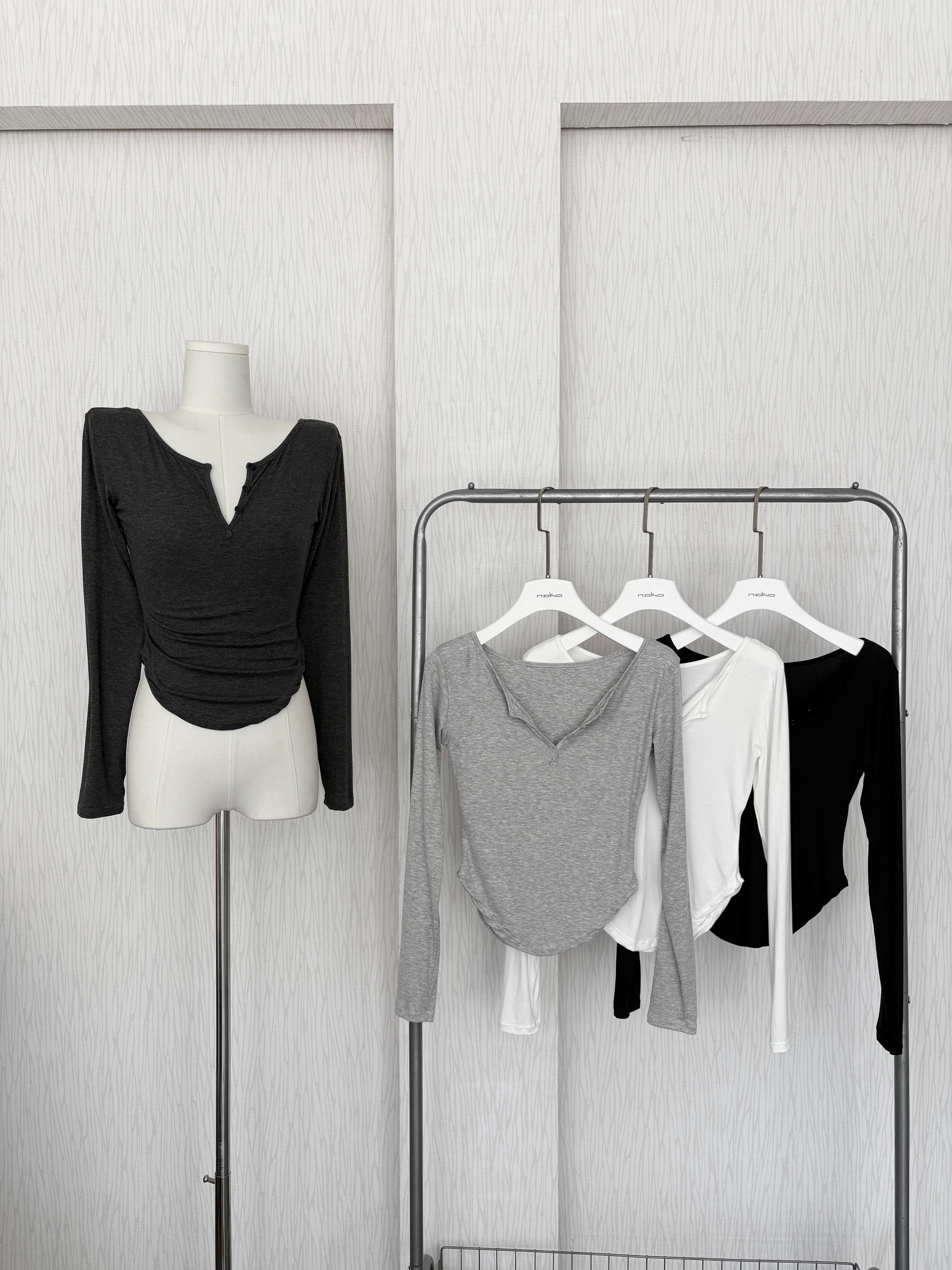 訂製款⊹軟fufu♡假排扣腰身下U長袖上衣