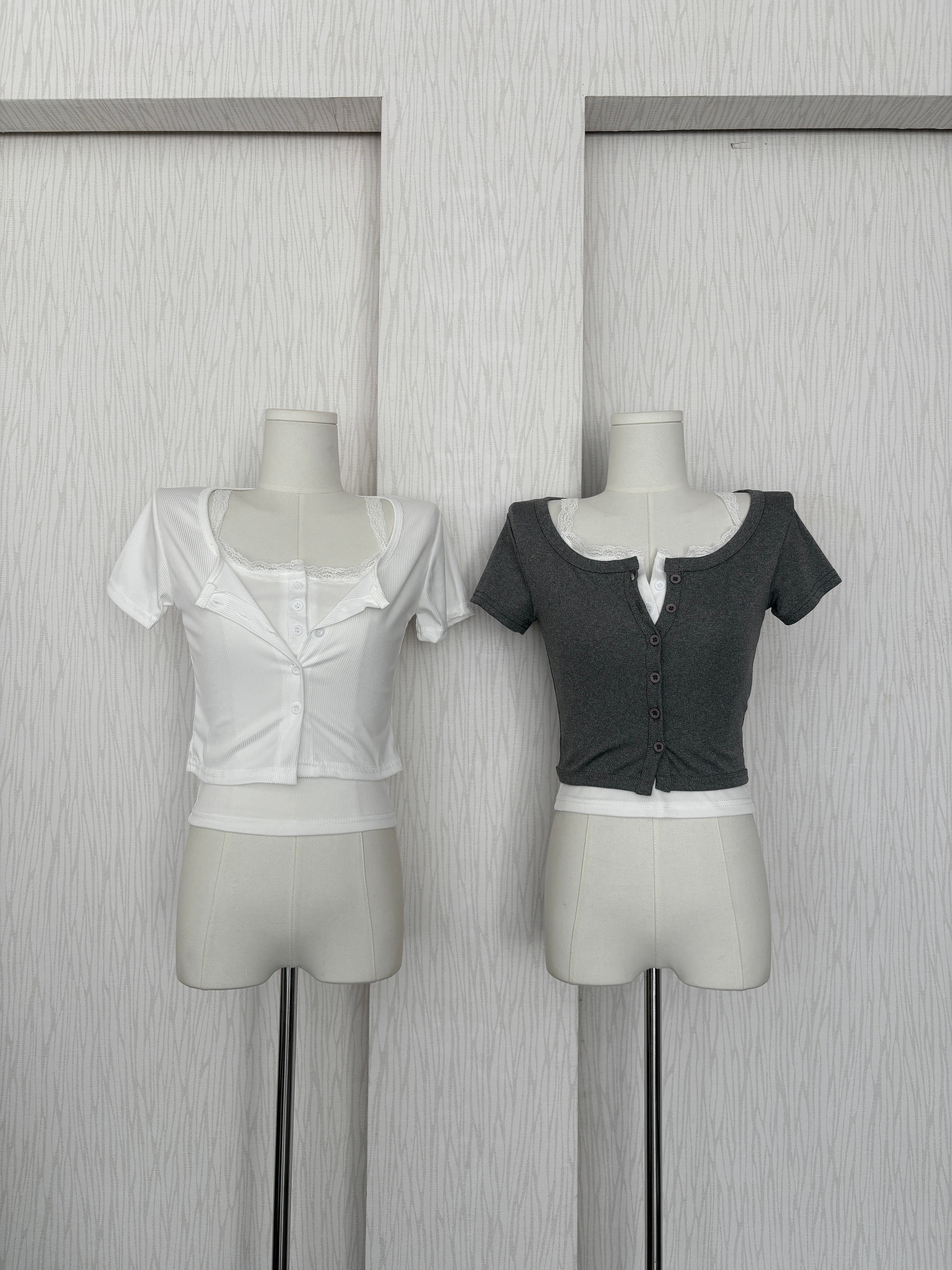 【限量現貨】圓領排扣短袖上衣(附白色三扣蕾絲背心)