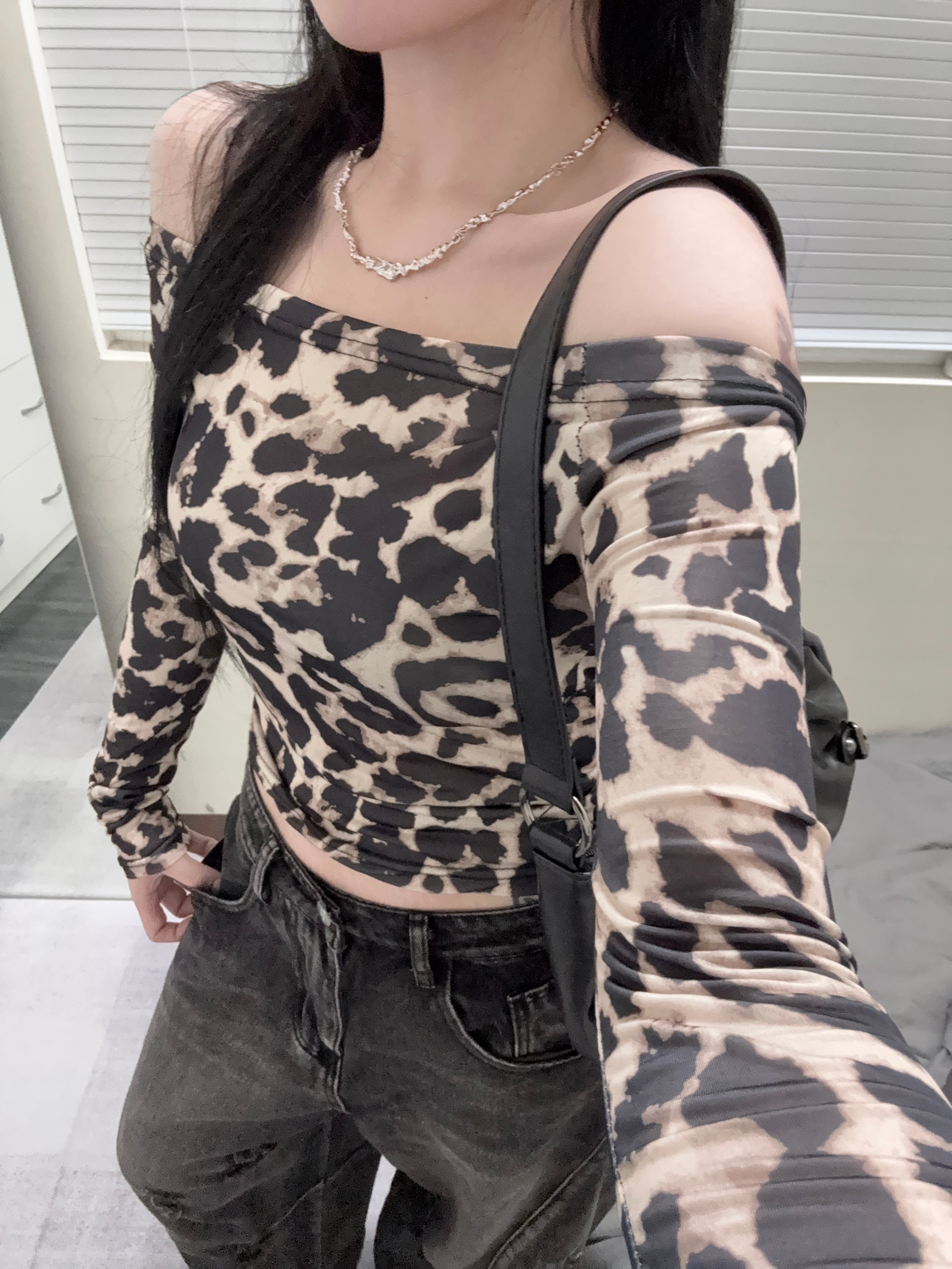 一字領豹紋雪紡上衣