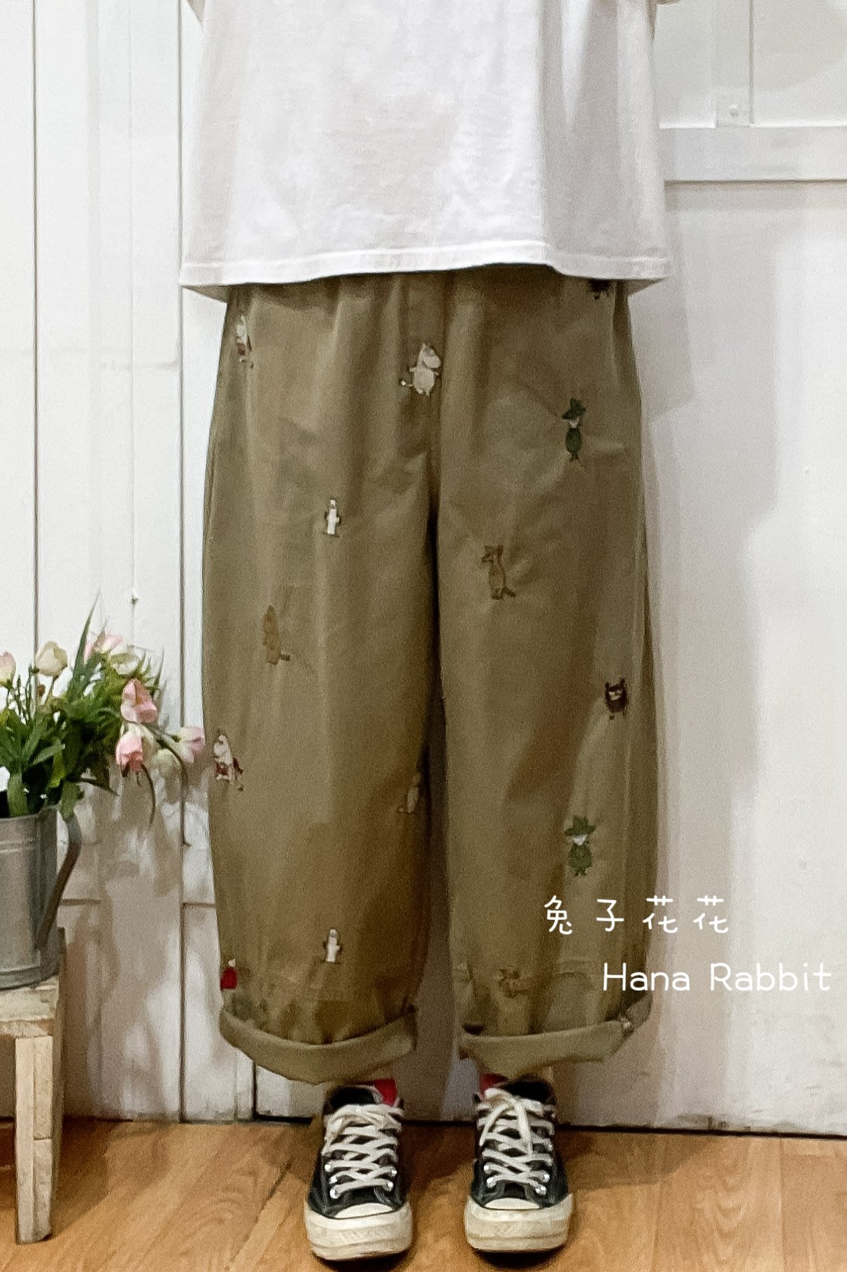 日系刺繡童趣棉麻哈倫褲(卡其) 13484