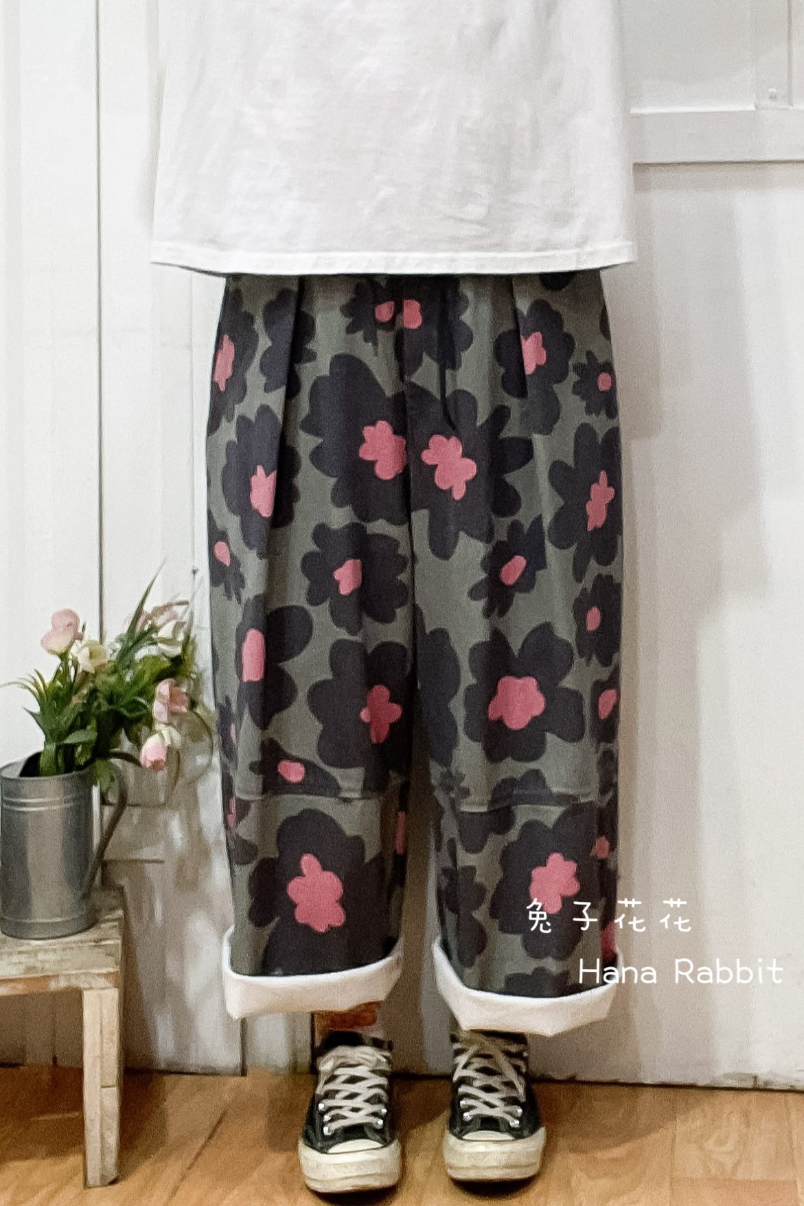 WE家水洗大花朵九分造型褲(灰) 17706