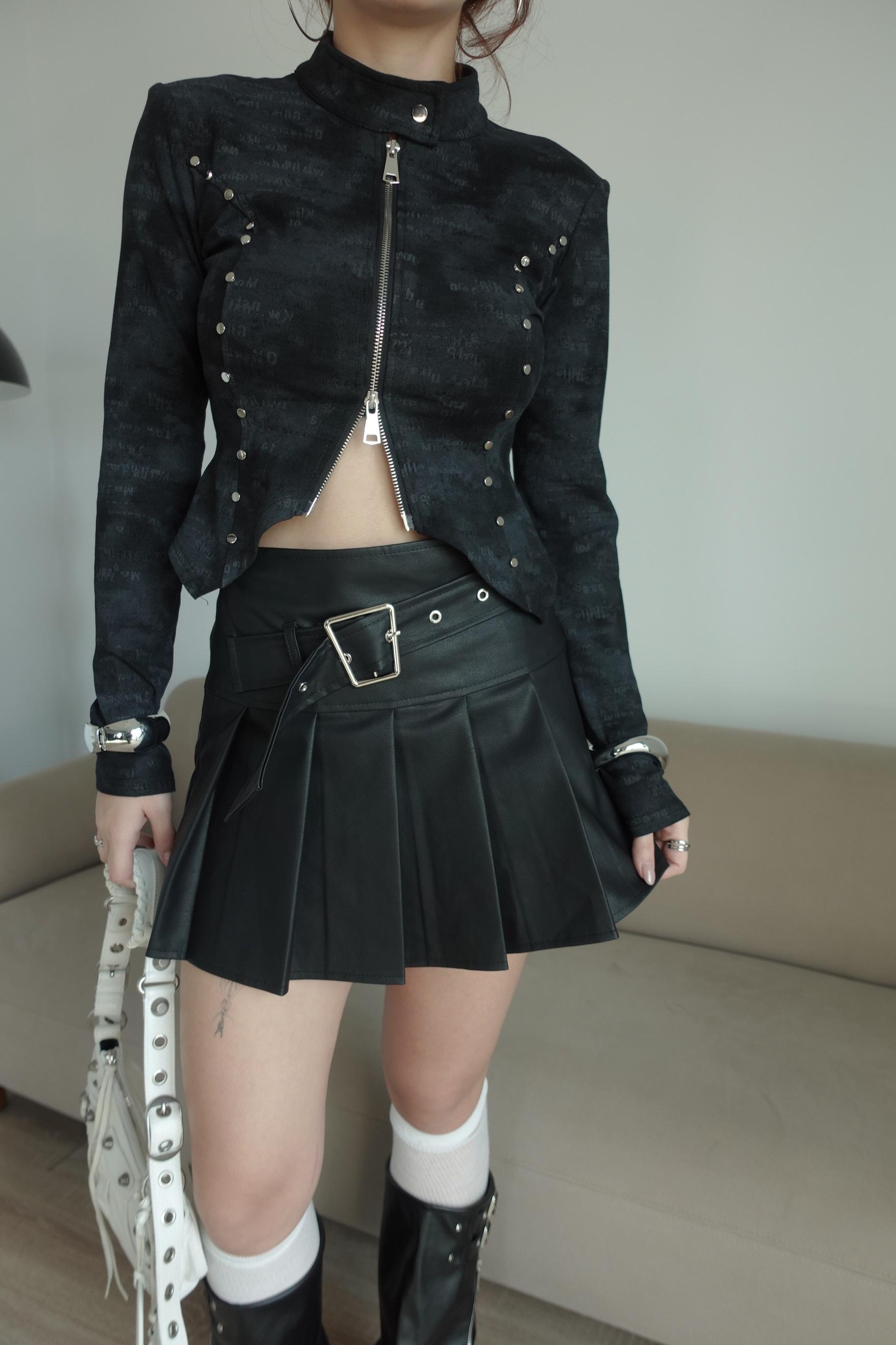 卯釘字母拉鍊上衣
