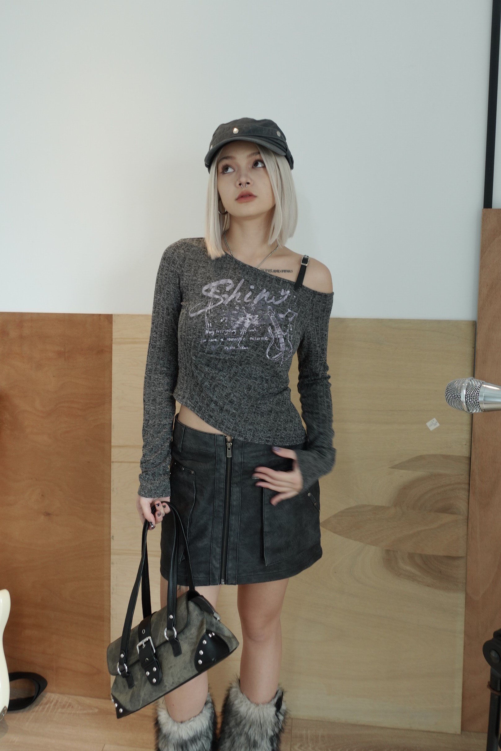 B04 皮帶釦印花上衣