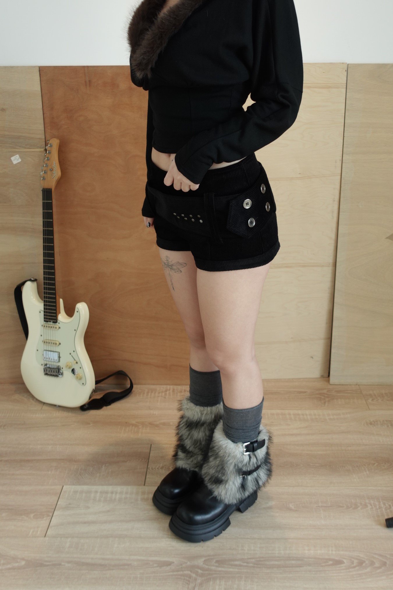 B11 雙釦燈心絨斜裁短褲