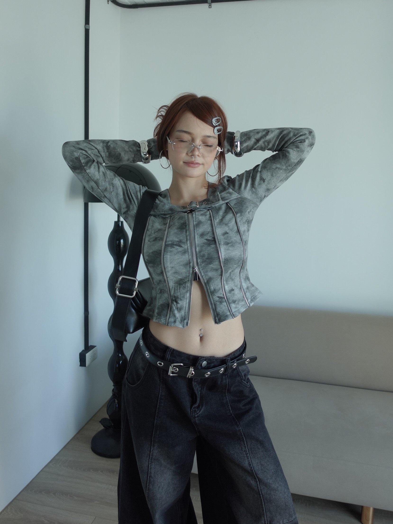 方領拉鍊釦帶上衣