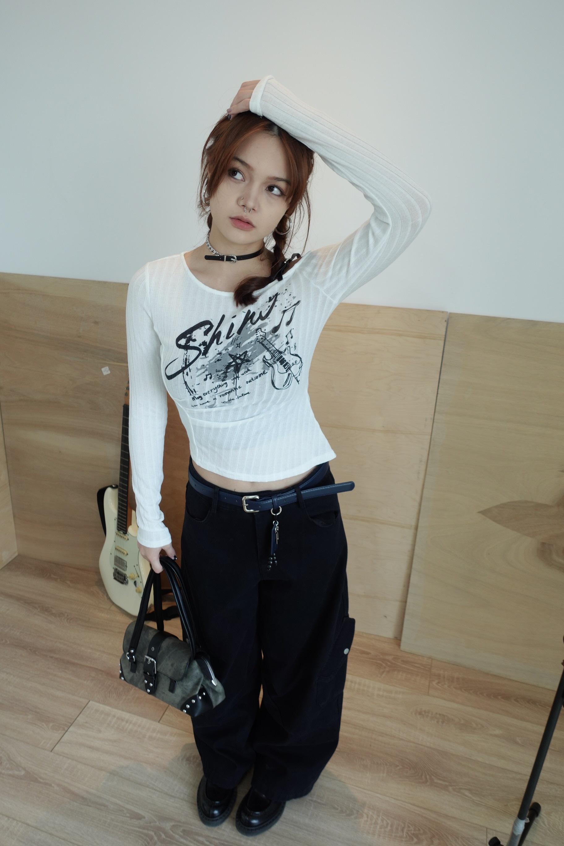 B04 皮帶釦印花上衣