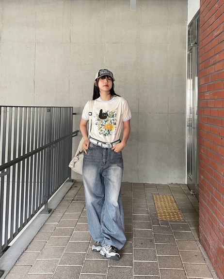Tシャツ・カットソー +AMBLER+ Patch Overfit Brushed Sweatshirt Ivory AMM1105 Buy Levi's Logo Print Oversized Sweatshirt In Grey