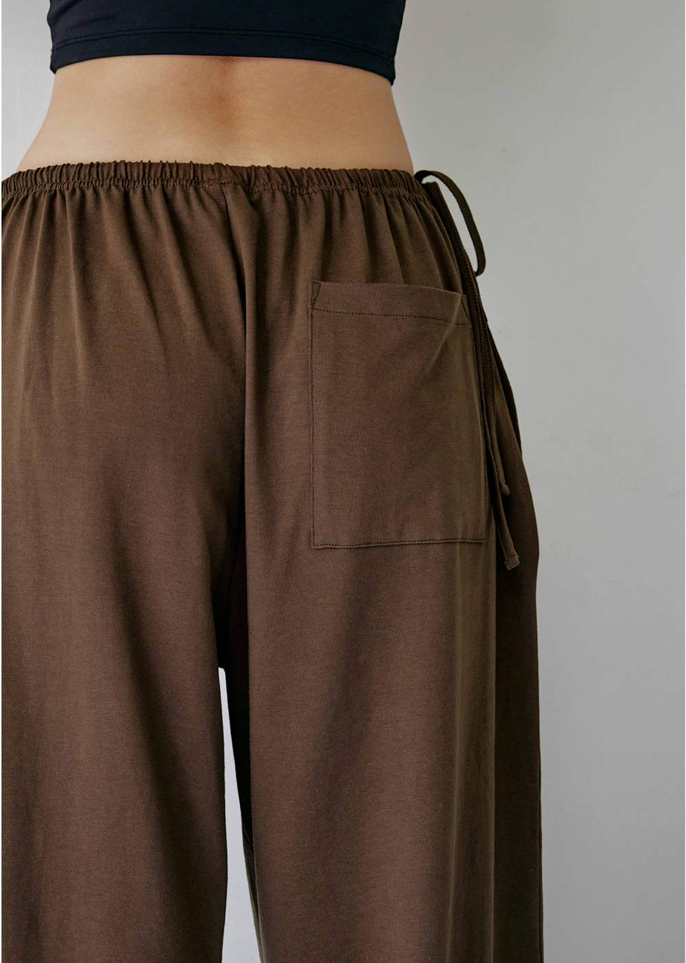 Conchwear 抽繩造型束腳寬褲 深棕 CON134BRN6