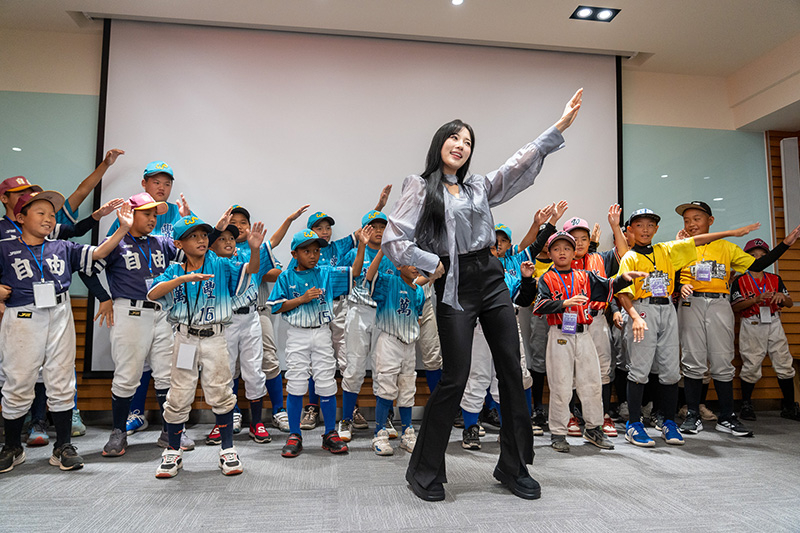 韓國啦啦隊女神Mingo出席球芽基金2025中部頒獎典禮,親切帶領四所偏鄉學校的棒球隊小球員們一起跳應援舞蹈,孩子們開心跟隨節奏舞動,現場氣氛熱烈歡樂。