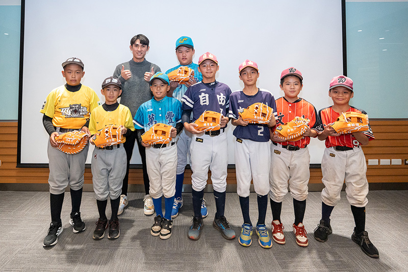 中職球星陳文杰出席球芽基金2025中部頒獎典禮,親自頒發繡有名字的專屬手套給偏鄉少棒隊的小球員們,並與孩子們開心合影,象徵愛與夢想的傳承。