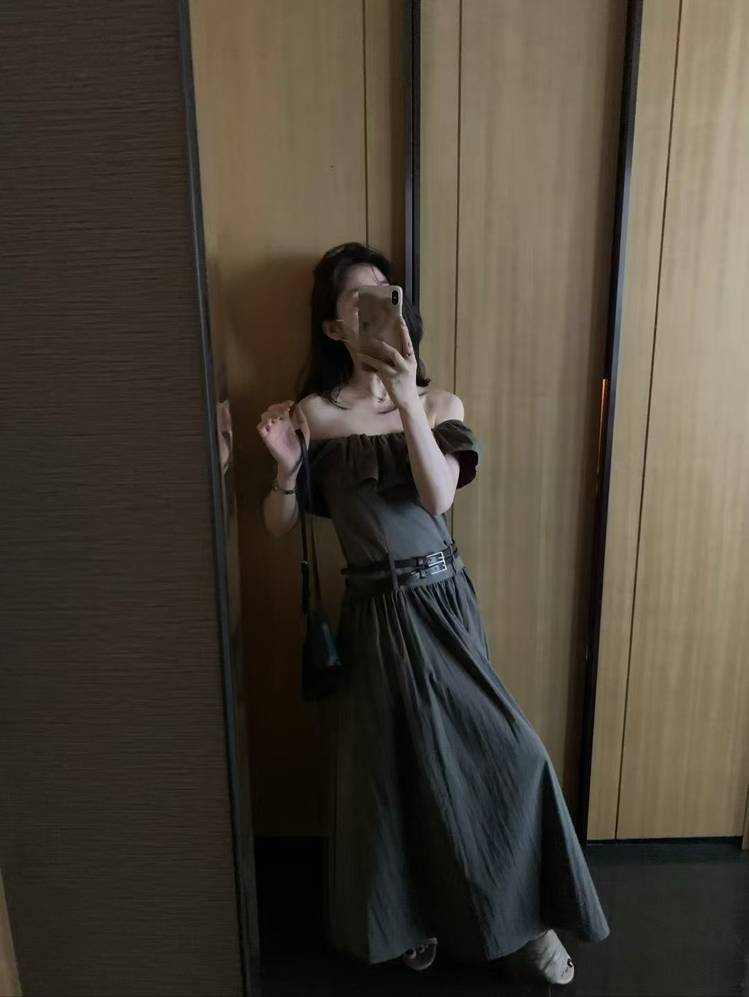 雙皮帶一字肩連衣裙1