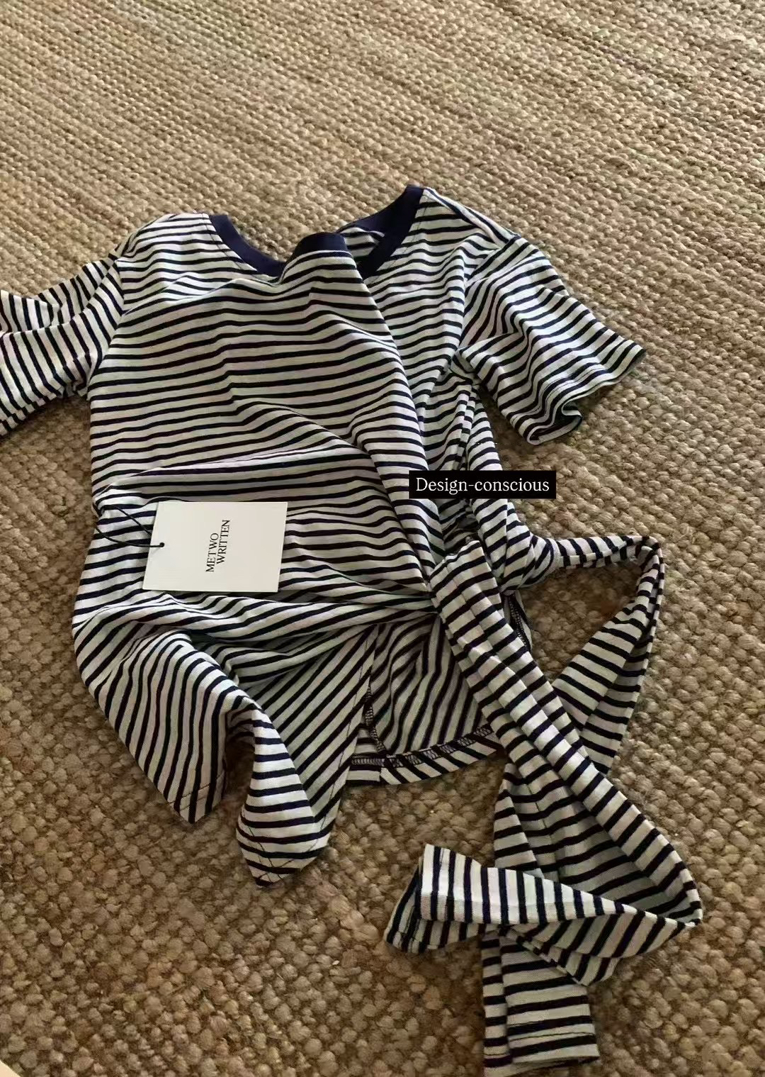條紋綁帶tee5