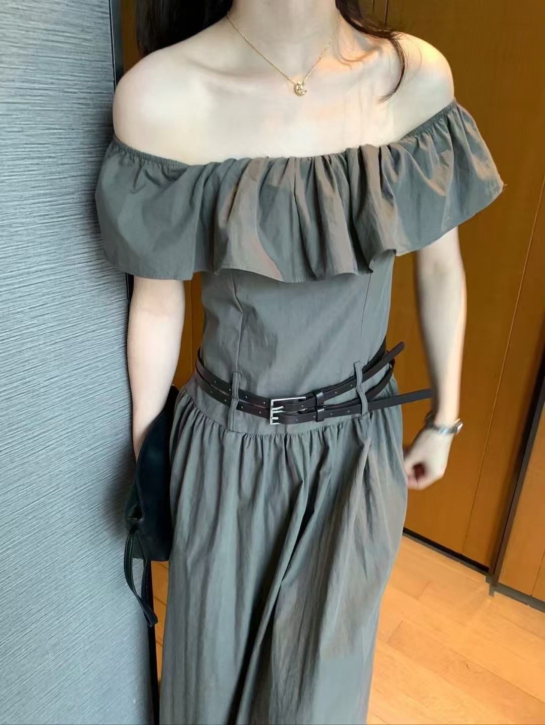 雙皮帶一字肩連衣裙2