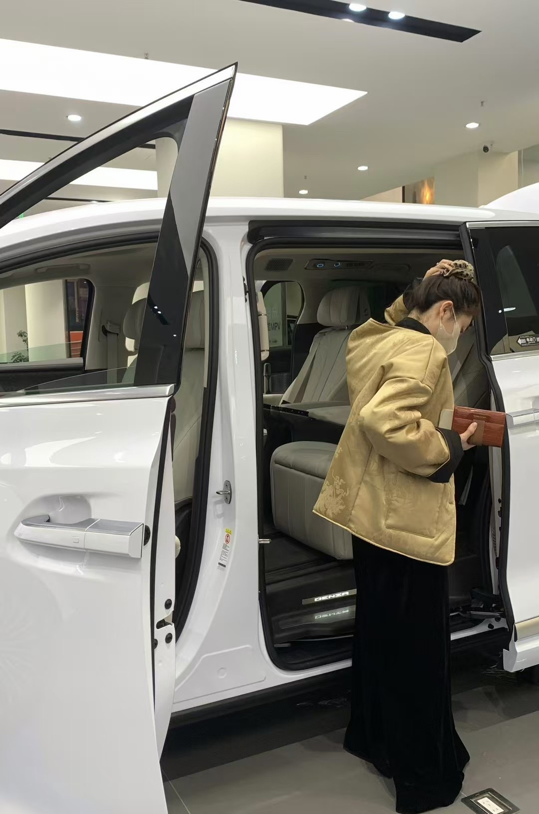 改版很多次我們一直在穿的絲絨群velvet4