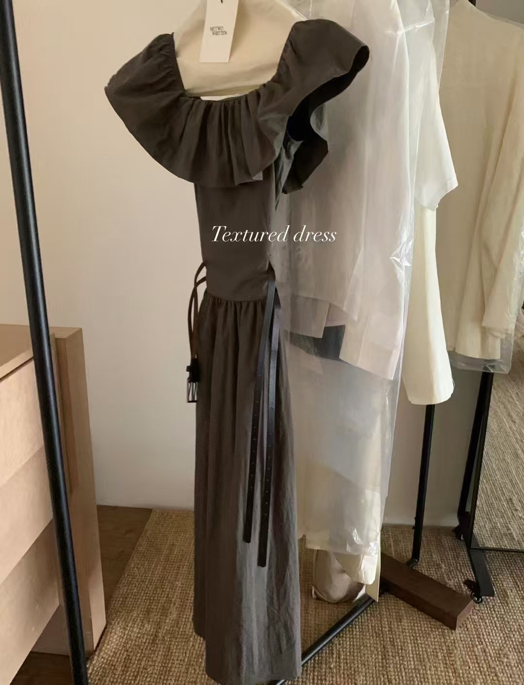 雙皮帶一字肩連衣裙9