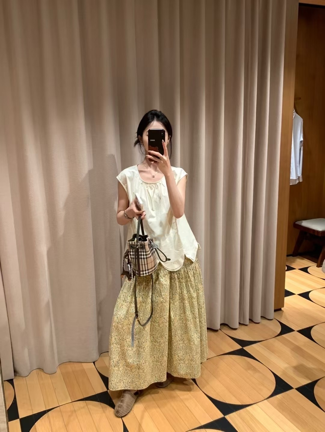 花瓣下擺極簡上衣1